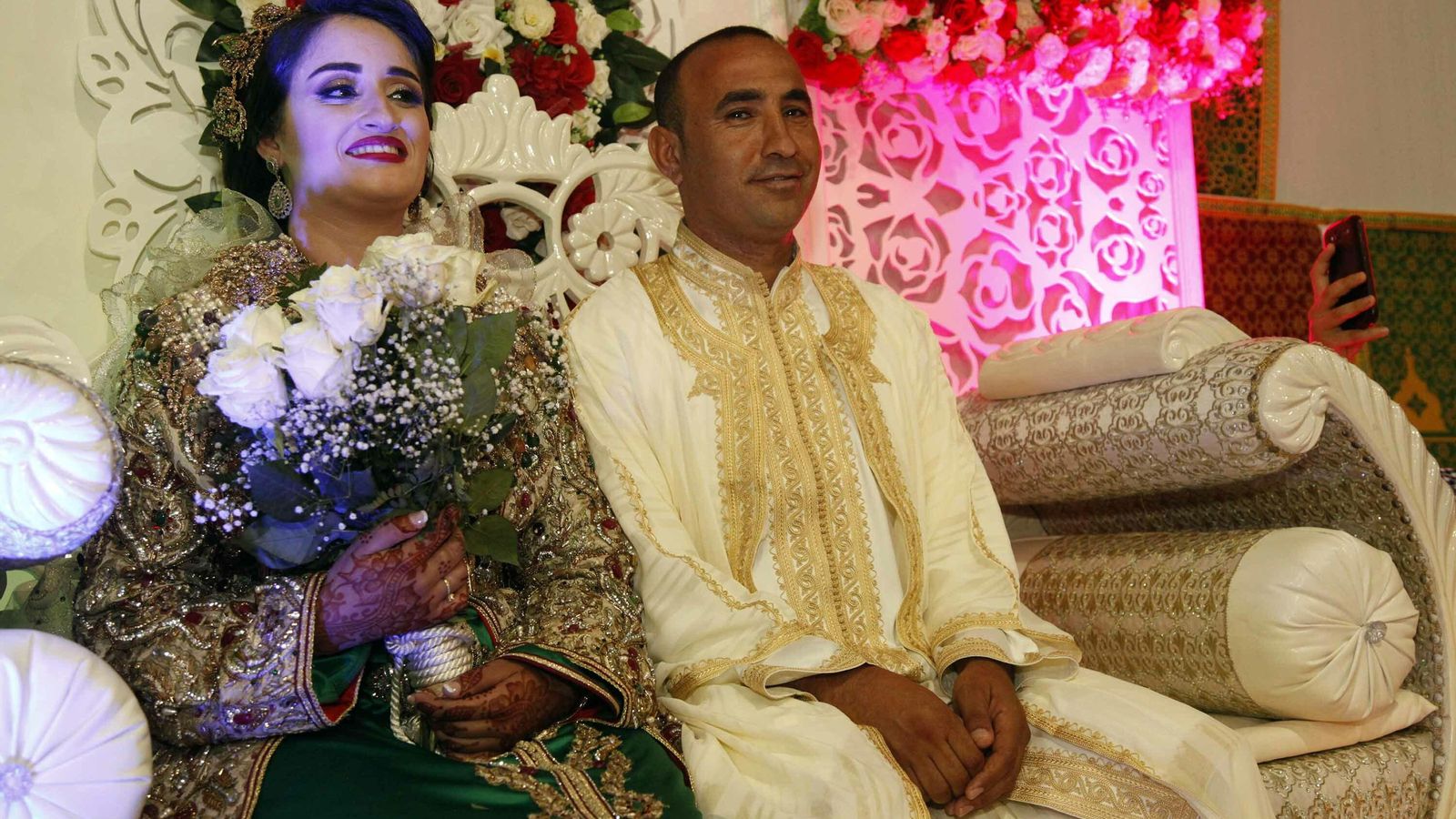 Allal Nejjari y Hayat Aleuuza en un trono.