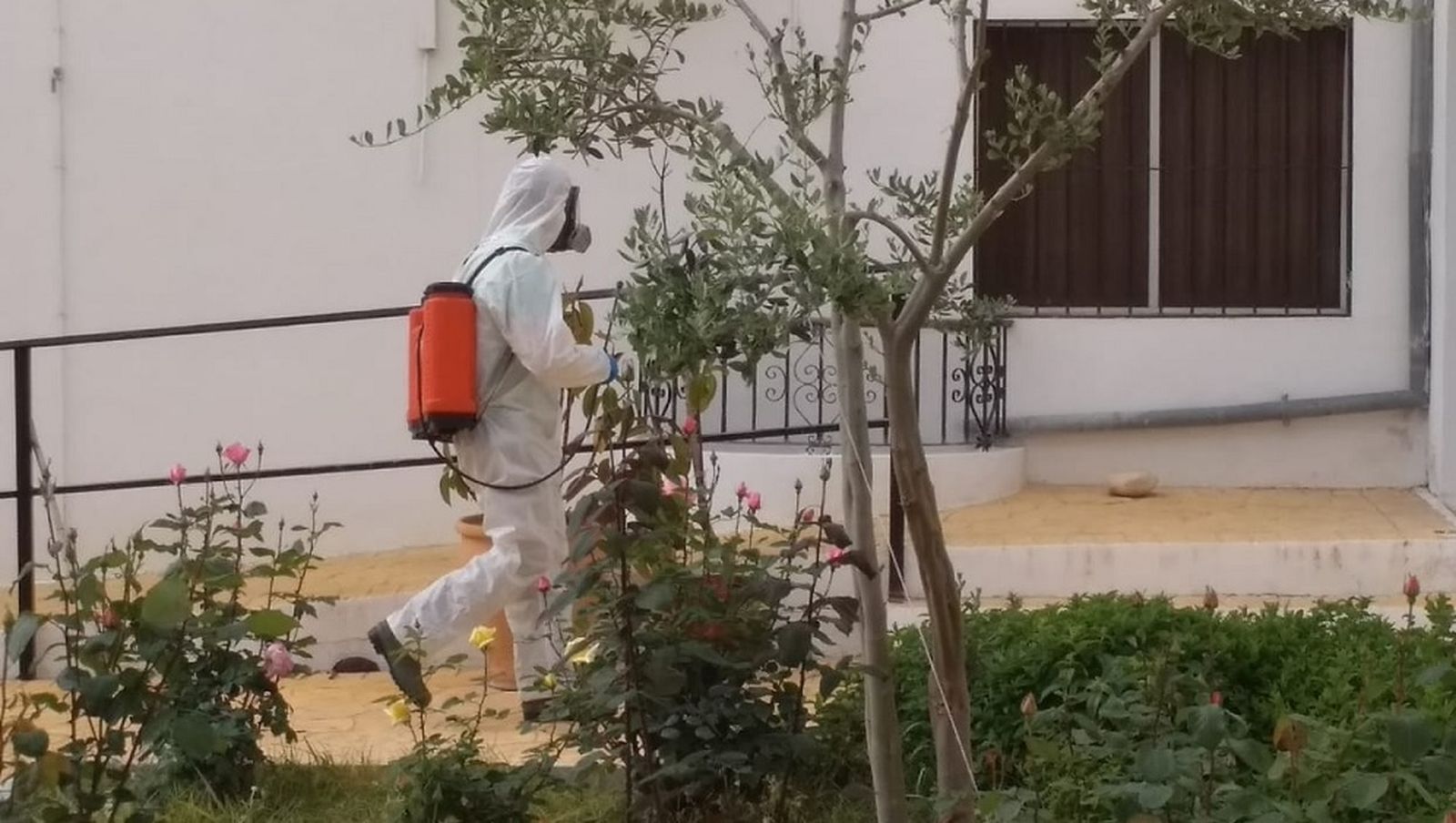 Un operario lleva a cabo labores de desinfección en la Residencia de Jesús Nazareno de Castro del Río.