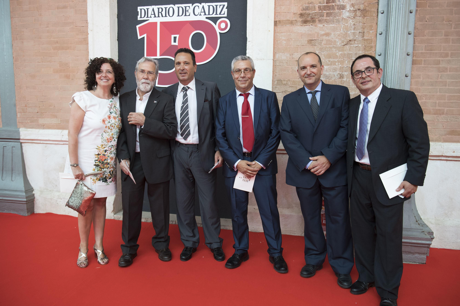 Isabel Quintana, junto a Juan Romero, durante años representante de la plantilla, y los trabajadores de Diario de Cádiz Luis Miguel Andrés Álvarez, Juan Caros Gavira, Francisco Perea y Guillermo Rosa.