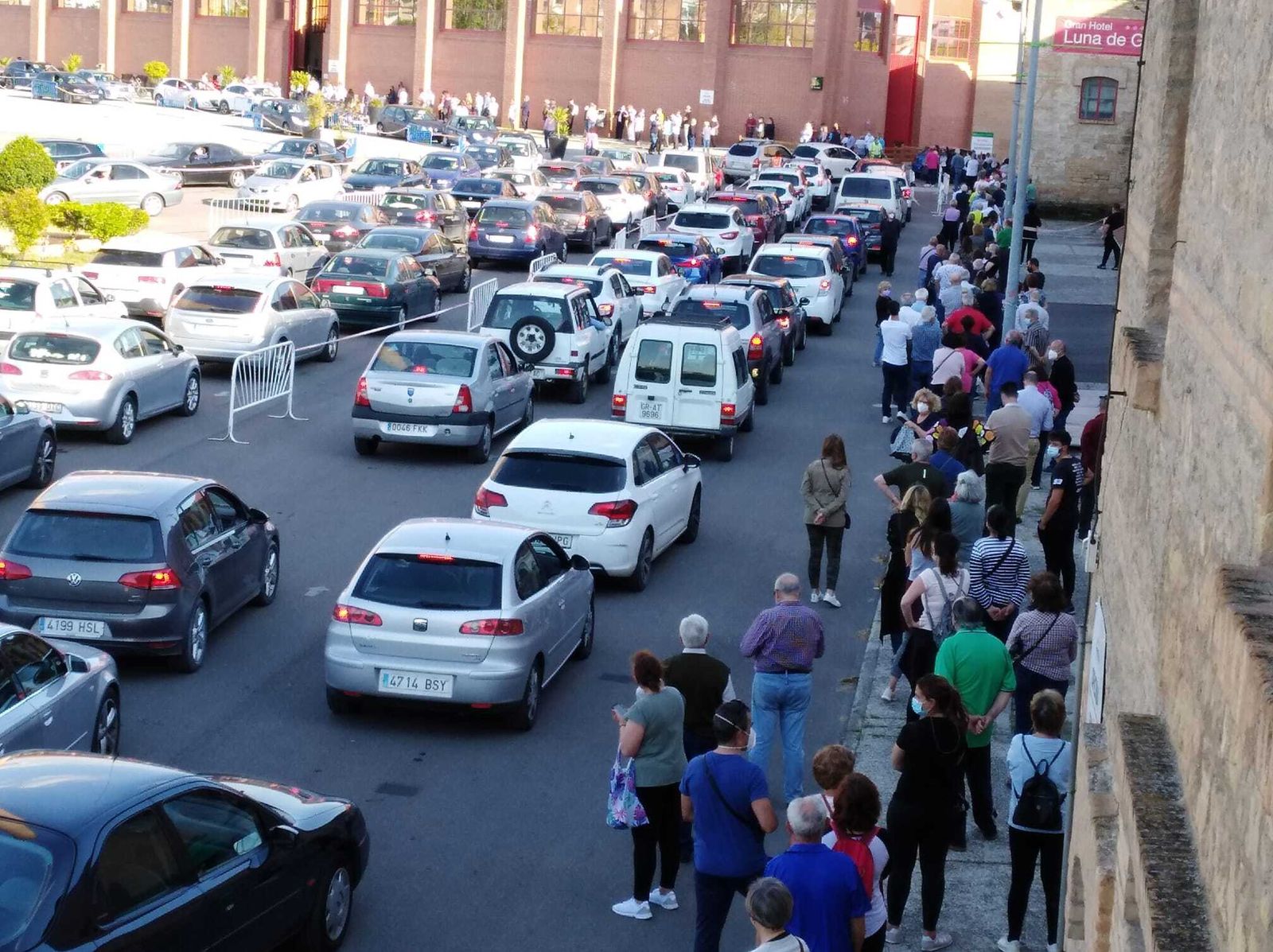 Las colas de la vacuna: Fermasa se colapsa con filas interminables de coches y personas