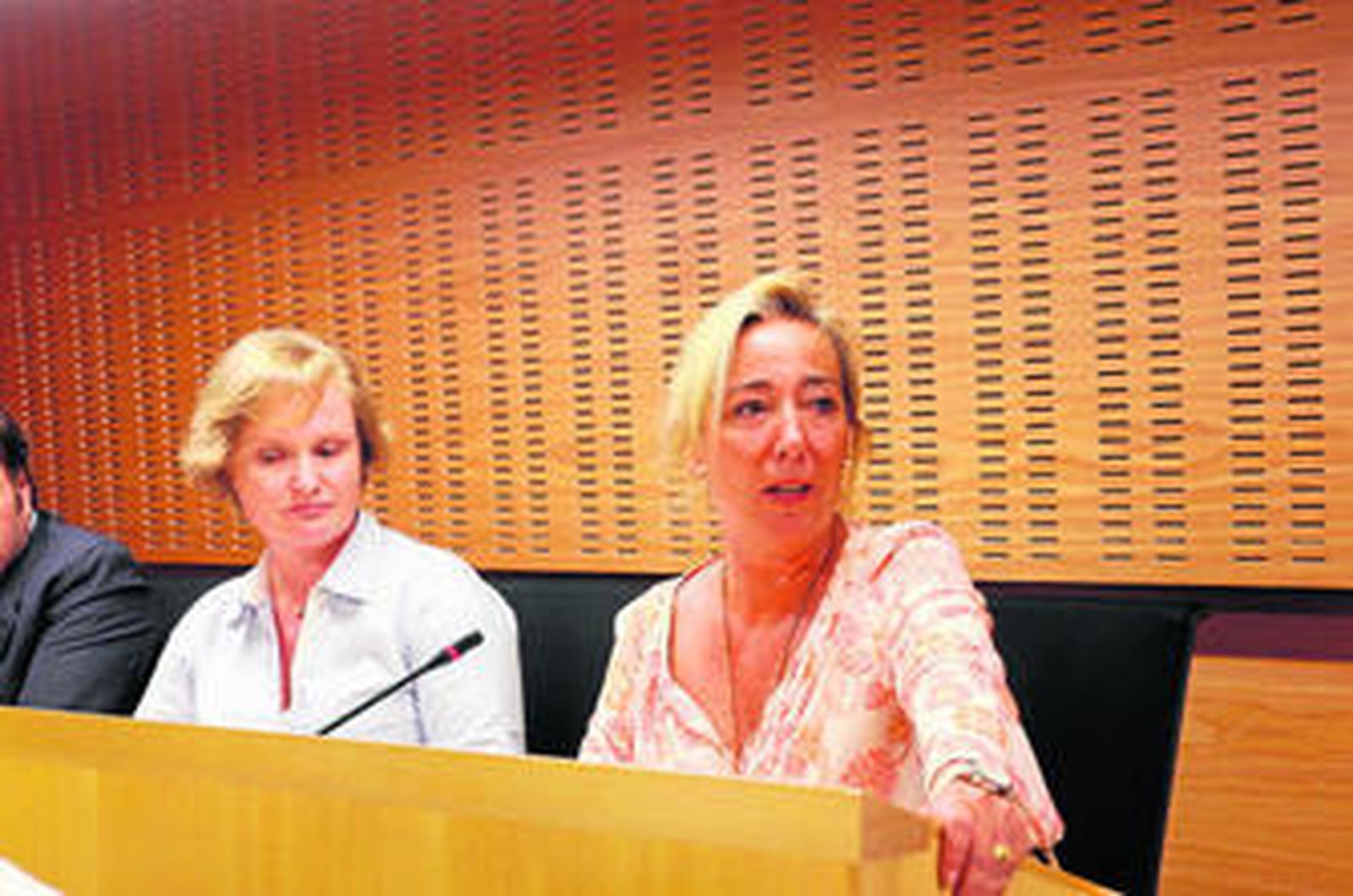 La popular Marta Rodríguez, a la derecha de la imagen, ayer tras anunciar su dimisión al término del pleno.