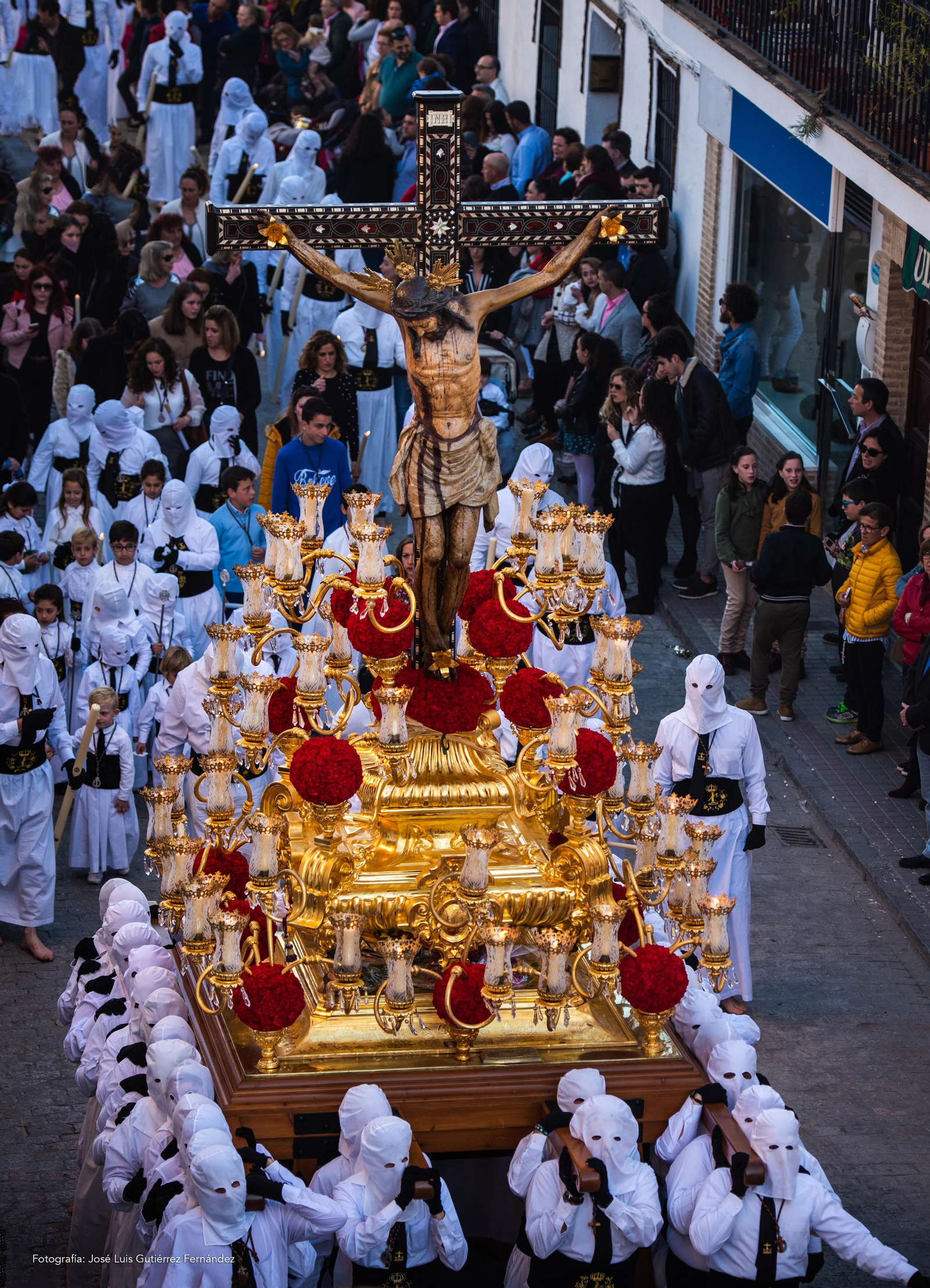 El Cristo de Confalón llevado por los hermanos de paso con su peculiar hábito.