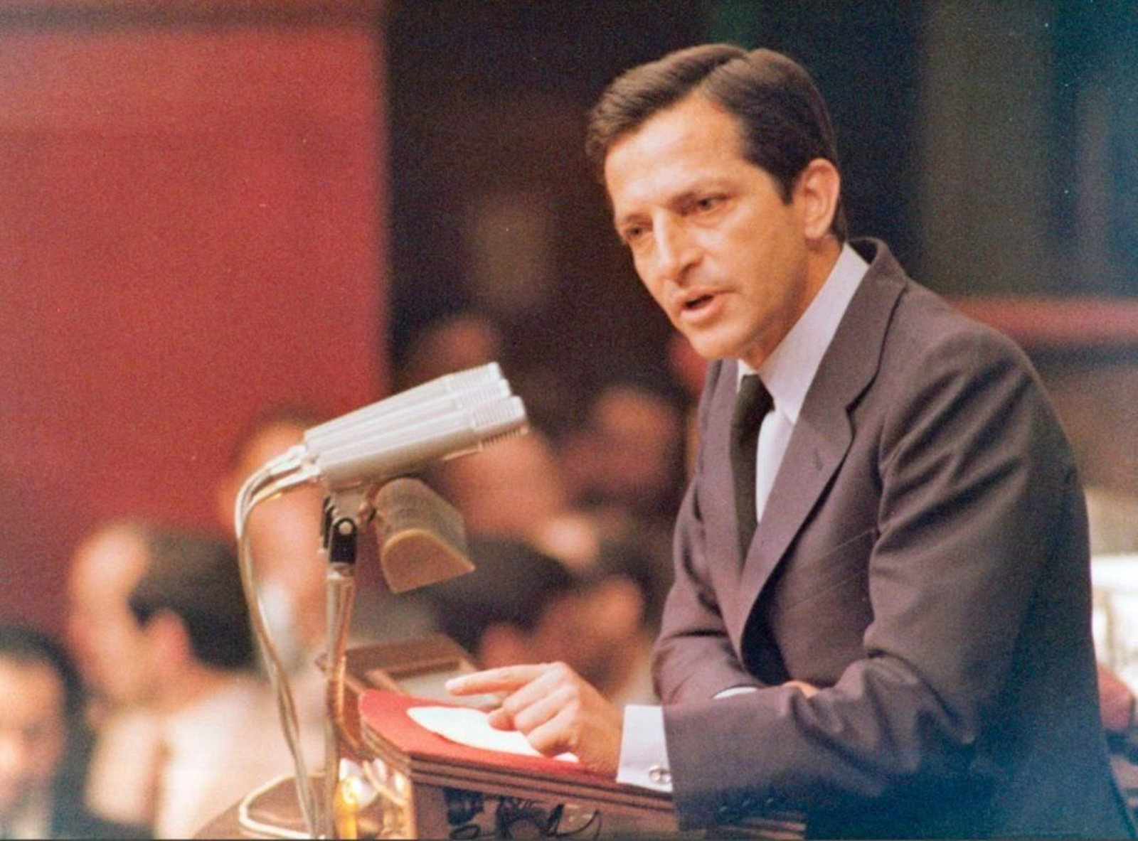 Adolfo Suárez en una de sus primeras intervenciones en las Cortes como presidente del Gobierno