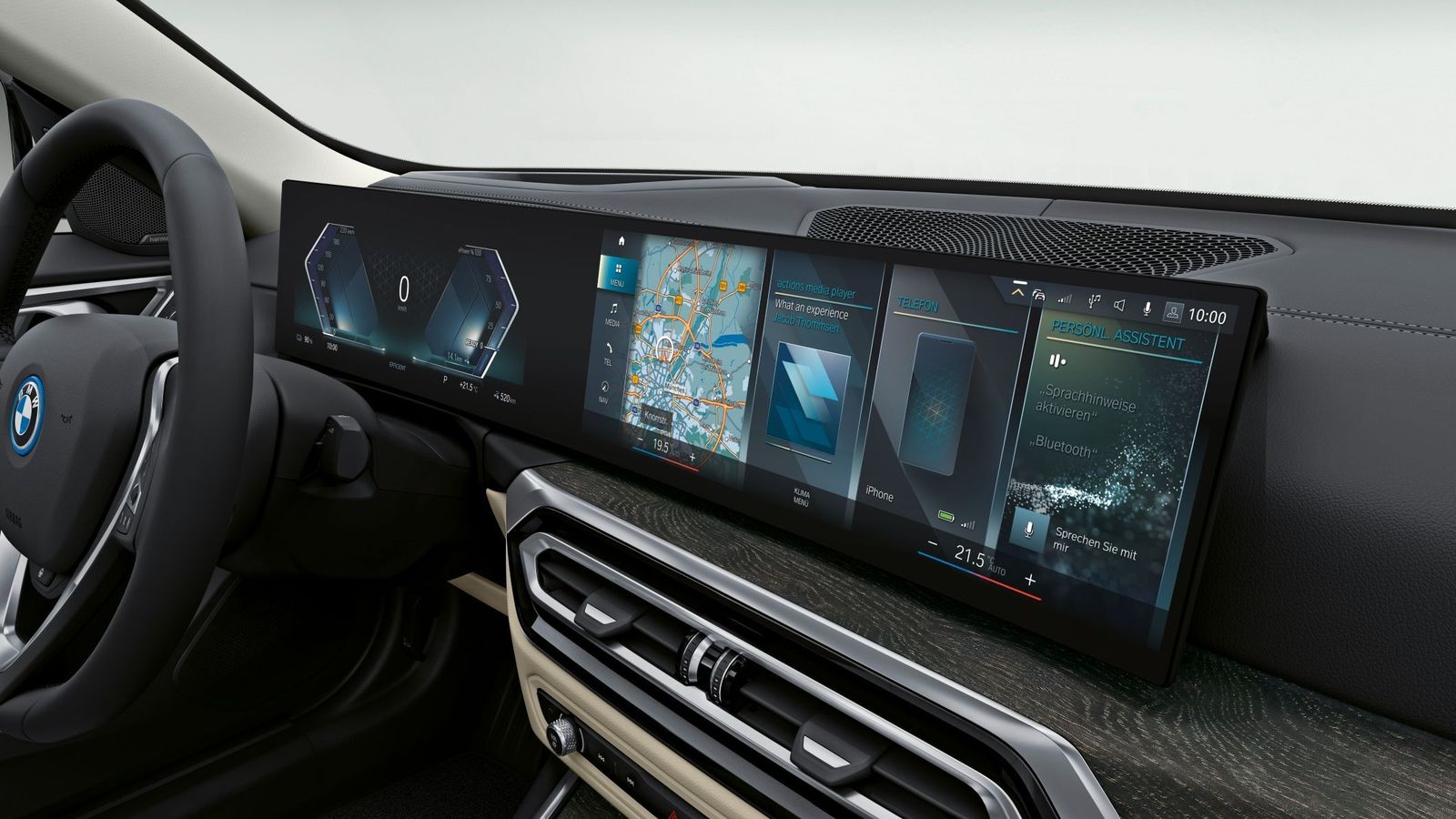 Bajo una única superficie se integran la instrumentación y la pantalla central, con un software de última generación que, por supuesto, incluye el reconocimiento de órdenes vocales.