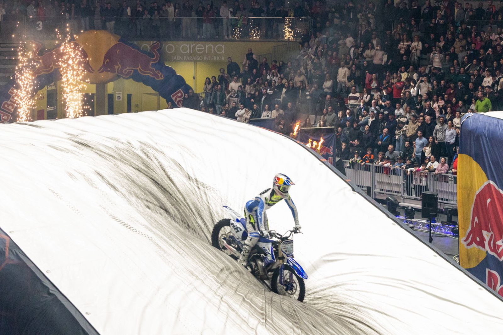 En imágenes: el Olivo Arena vibra con piruetas y motor en estado puro en el Soloflow Freestyle (2)