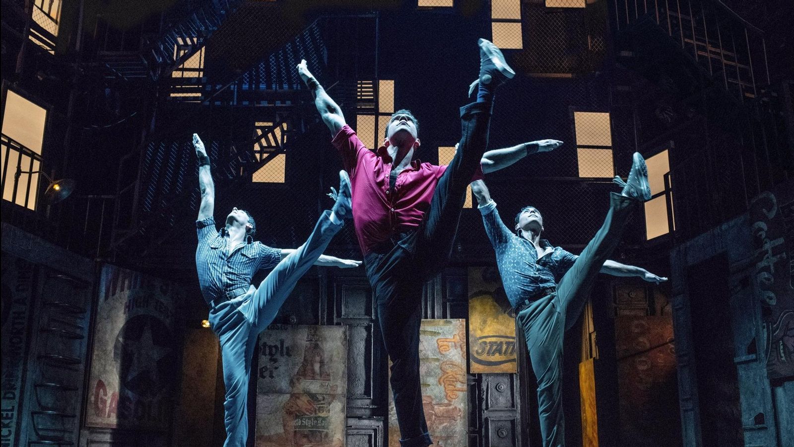 Una de las escenas del musical. Nos hemos hecho daño al intentar imitar este paso.