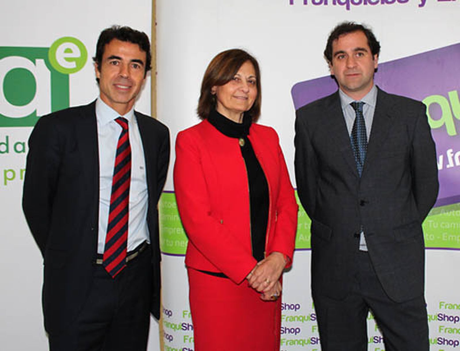 Prudencio Martínez-Franco, director general y fundador de FranquiShop; Aurora Cosano, delegada provincial de la Consejería de Empleo en Sevilla, e Ignacio González, director provincial de la Fundación ‘Andalucía Emprende’.  Foto: Victoria Ramírez