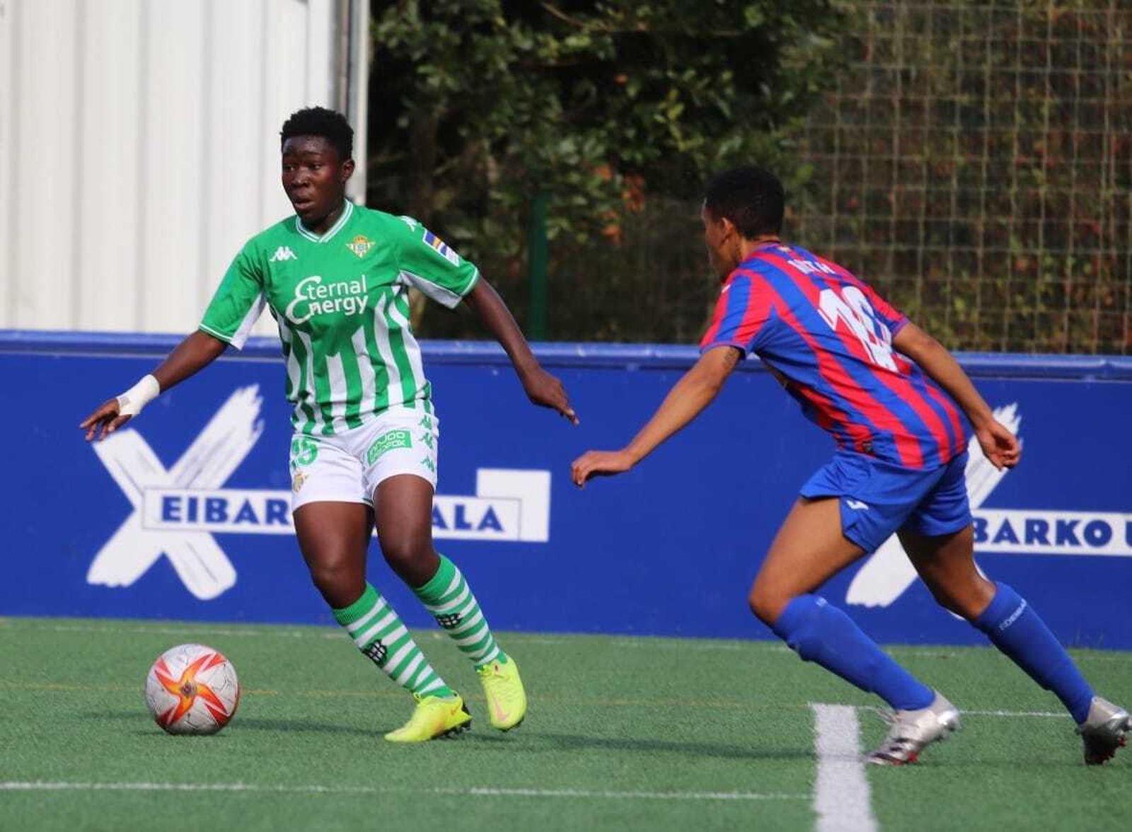 La bética Asantewaa trata de dejar atrás a una rival.