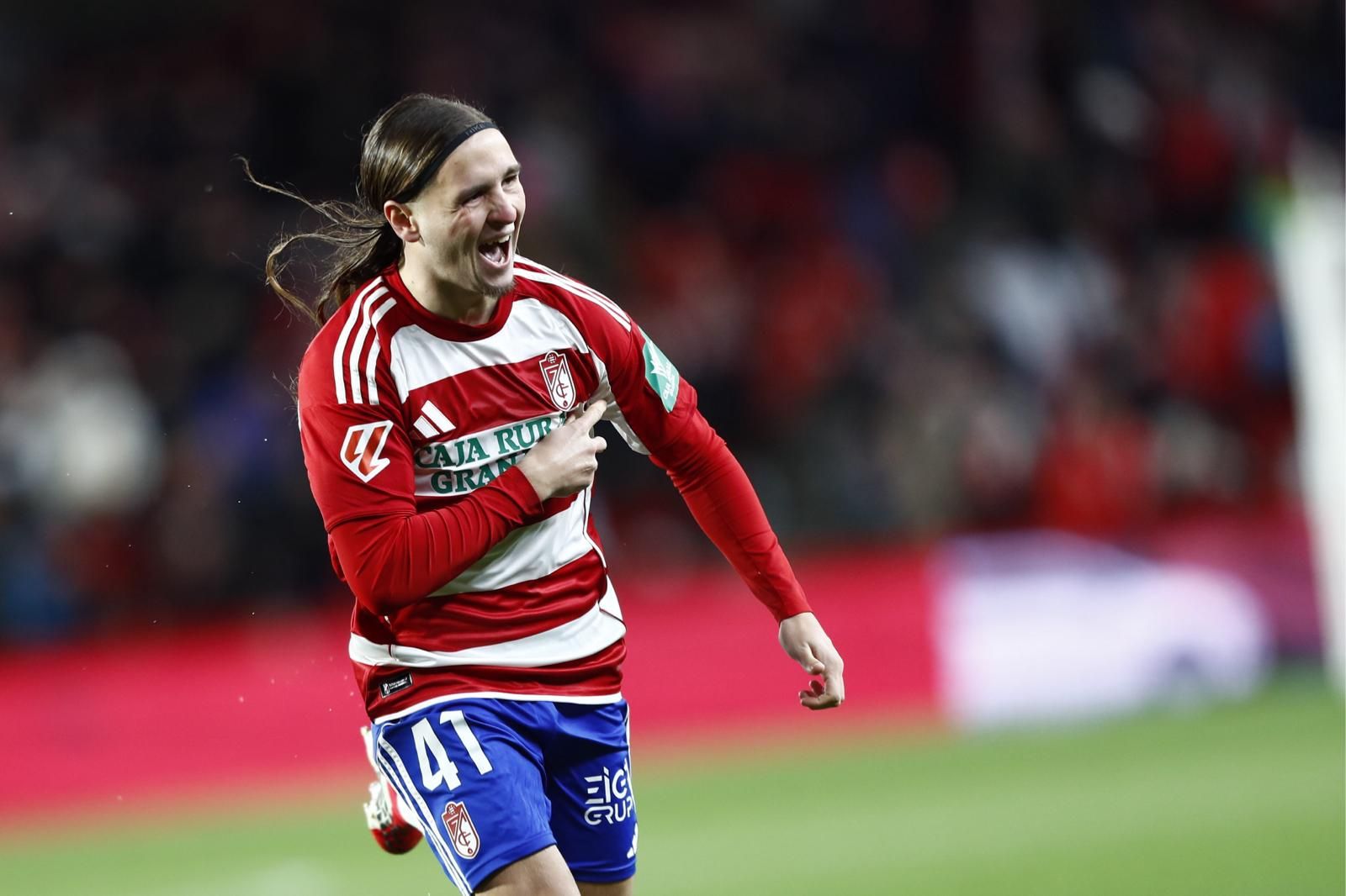 Izan González celebrando el gol