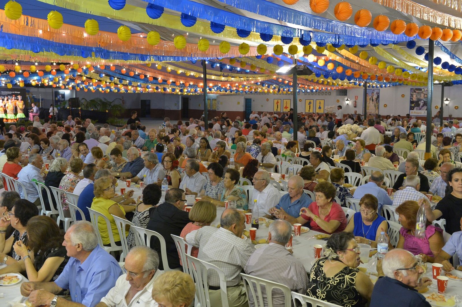 Asistentes cenan en la caseta de El Rengue
