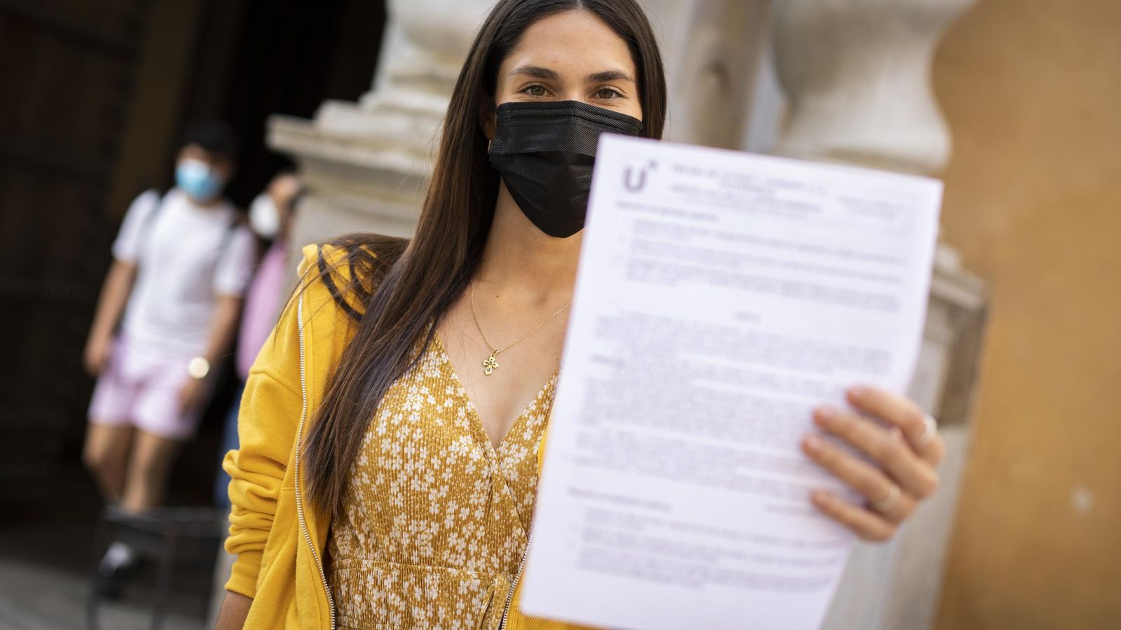 Alejandra Abril, con la hoja de preguntas de Lengua y Literatura.