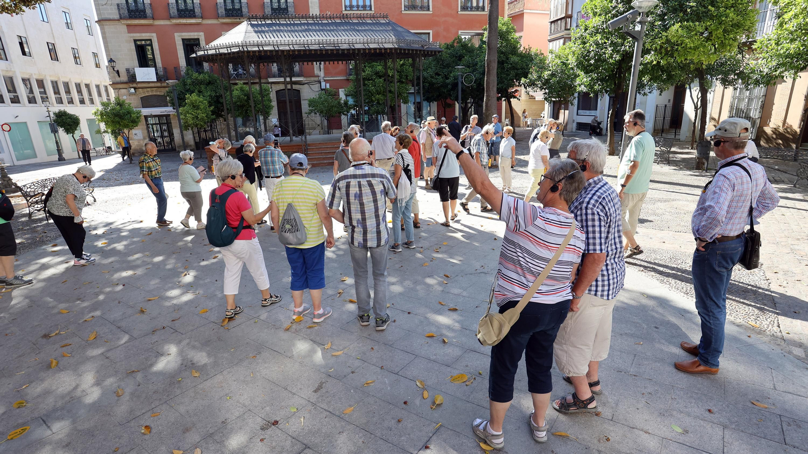 Turistas extranjeros en la Alameda del Banco.