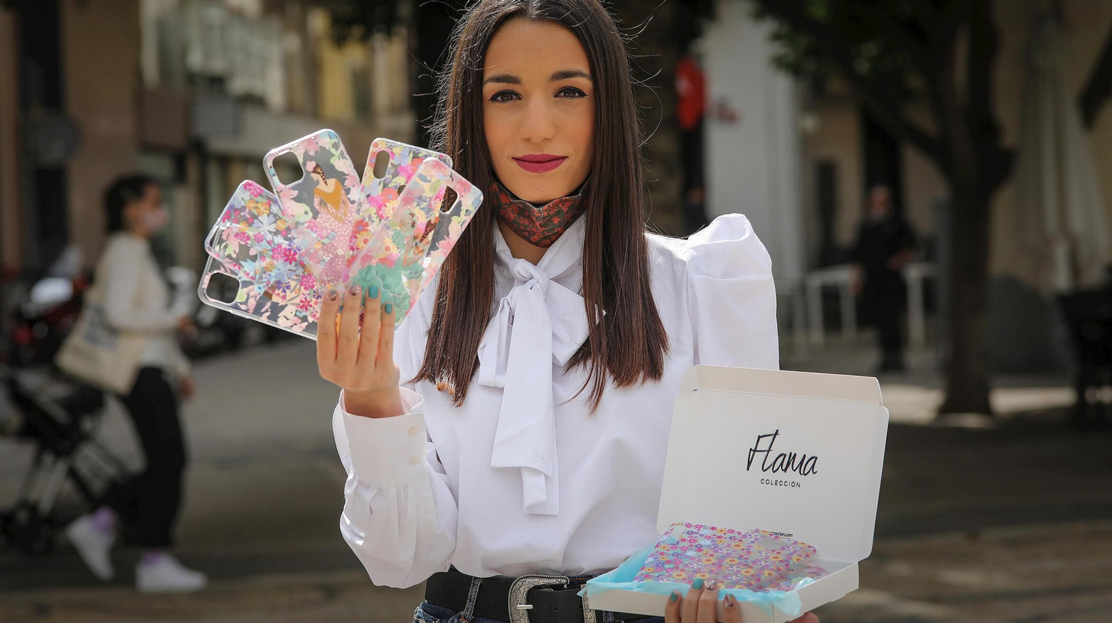 Mónica Sánchez posa junto a algunas de sus carcasas para móviles con inspiración andaluza. Mónica Sánchez posa junto a algunas de sus carcasas para móviles con inspiración andaluza.
