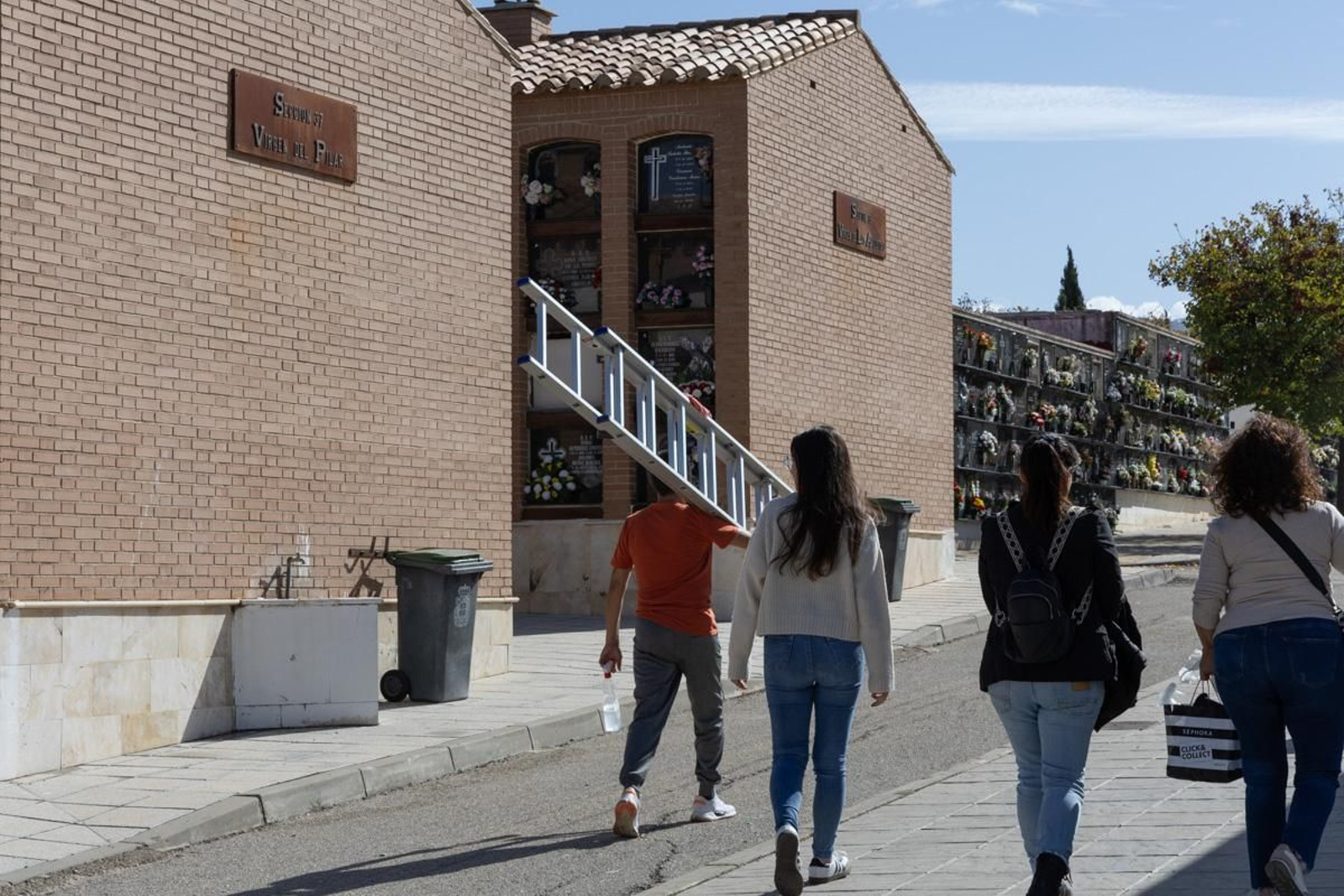 Día de Los Santos en el cementerio de San Fernando y San Eufrasio de Jaén, en imágenes
