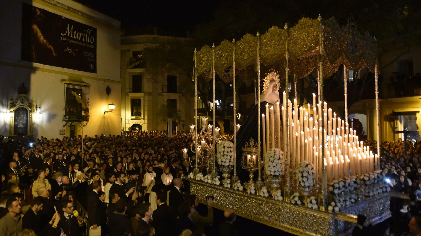 La Hermandad de El Museo ilumina la noche sevillana
