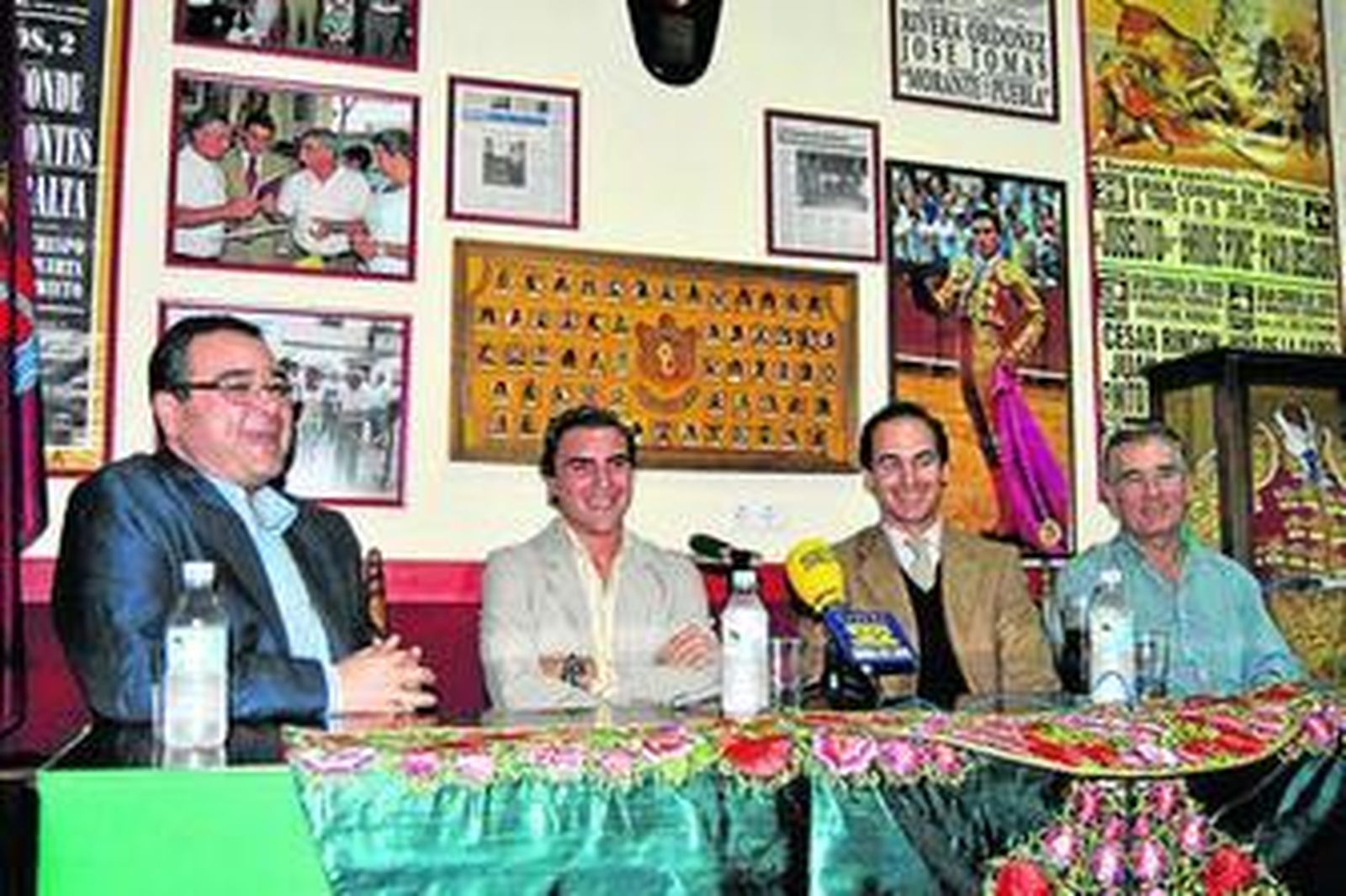 Octavio Chacón compartió coloquio con el ganadero Fernando Domecq en su peña de seguidores de Arcos.