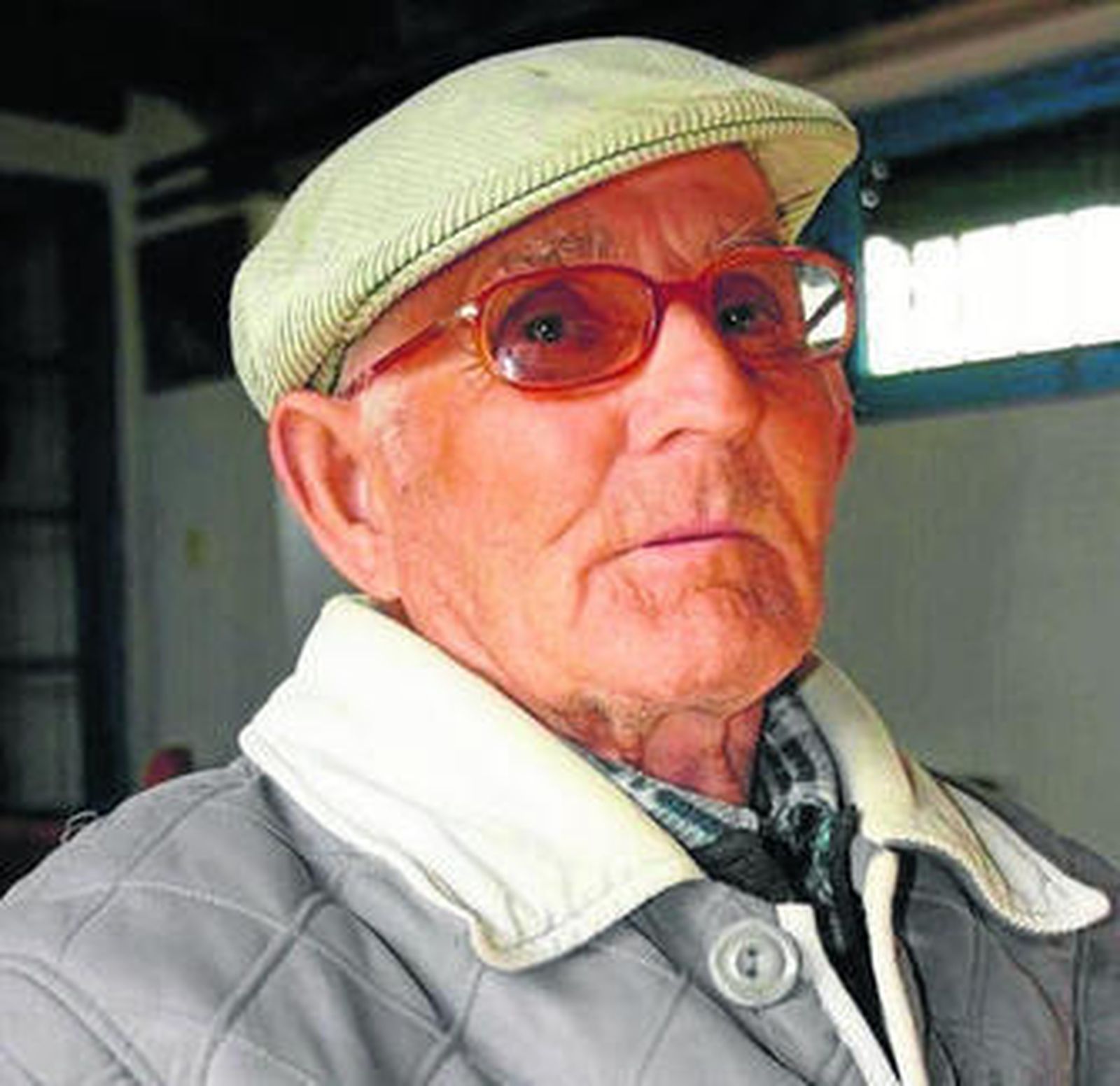 1. Almuerzo a media mañana en Alventus: el novillero sanluqueño Alejandro Jurado, el novillero de Trebujena Juan Manuel Moreno, José y Miguel Núñez, Joselito Núñez y Juan Antonio Morales dan cuenta de unos huevos con cebolla en en el "mostito" de Miguel. 2. José Núñez Núñez, ganadero, excepcional caballista y una leyenda en el campo bravo gaditano.  3. Nuestra Señora del Milagro, representada amamantando al Niño, preside la entrada del caserío. 4. El marqués de Villamarta hizo poner esta placa en recuerdo de la visita del rey Alfonso XIII. (Fotos Orgambides)