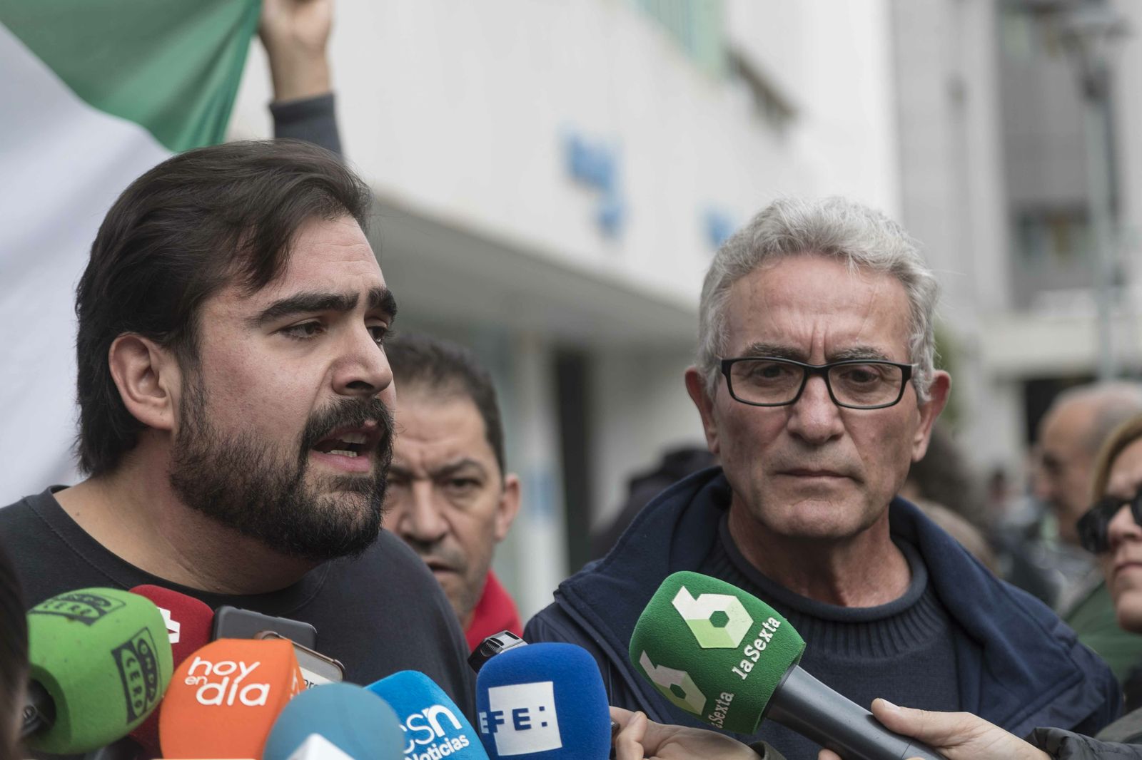 Los líderes del SAT Óscar Reina (izquierda) y Diego Cañamero atienden a los periodistas junto a los juzgados