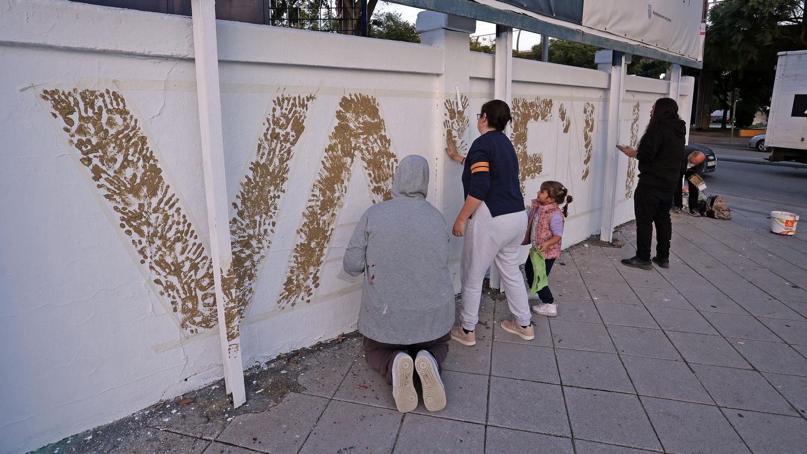 Imágenes del grafiti 'Valentía' en homenaje a las víctimas de la DANA