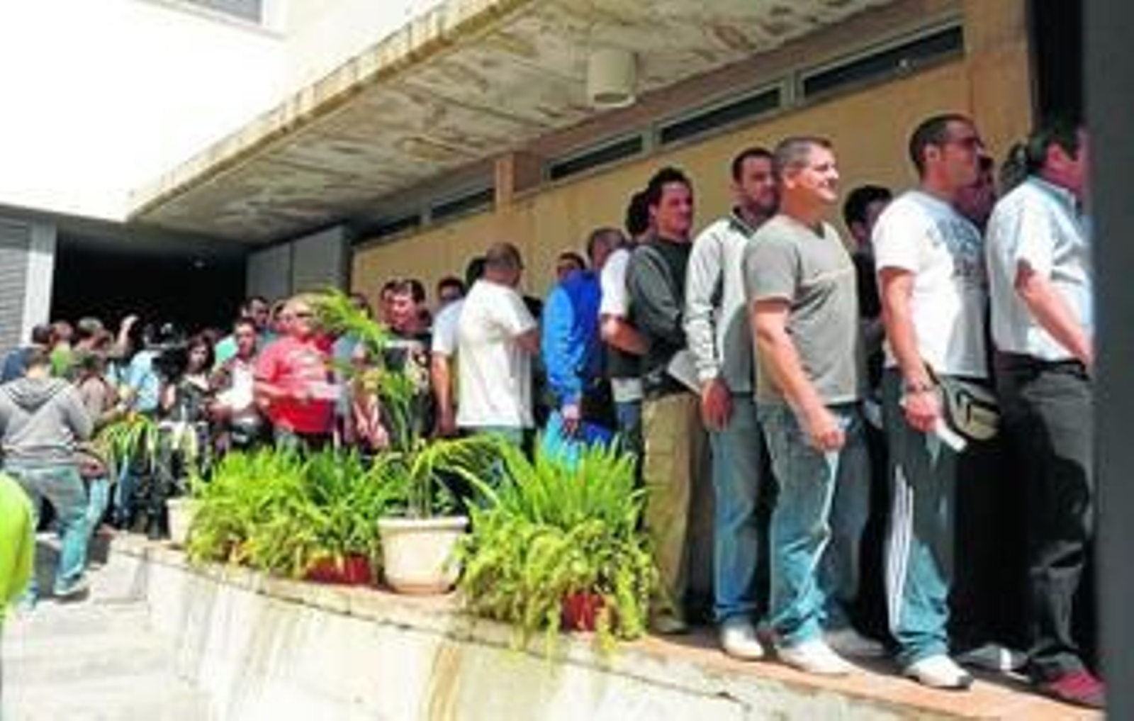 Los aspirantes a un puesto de trabajo en Dubai hacían cola ayer para poder entregar la documentación requerida.