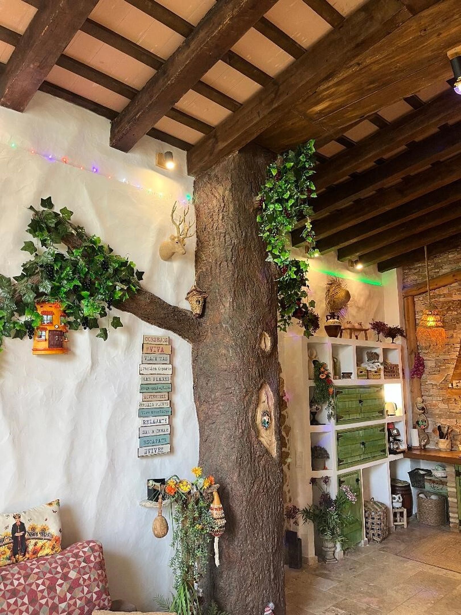 Detalle. Un árbol de gran tamaño realizado en cemento limita la cocina y el salón.