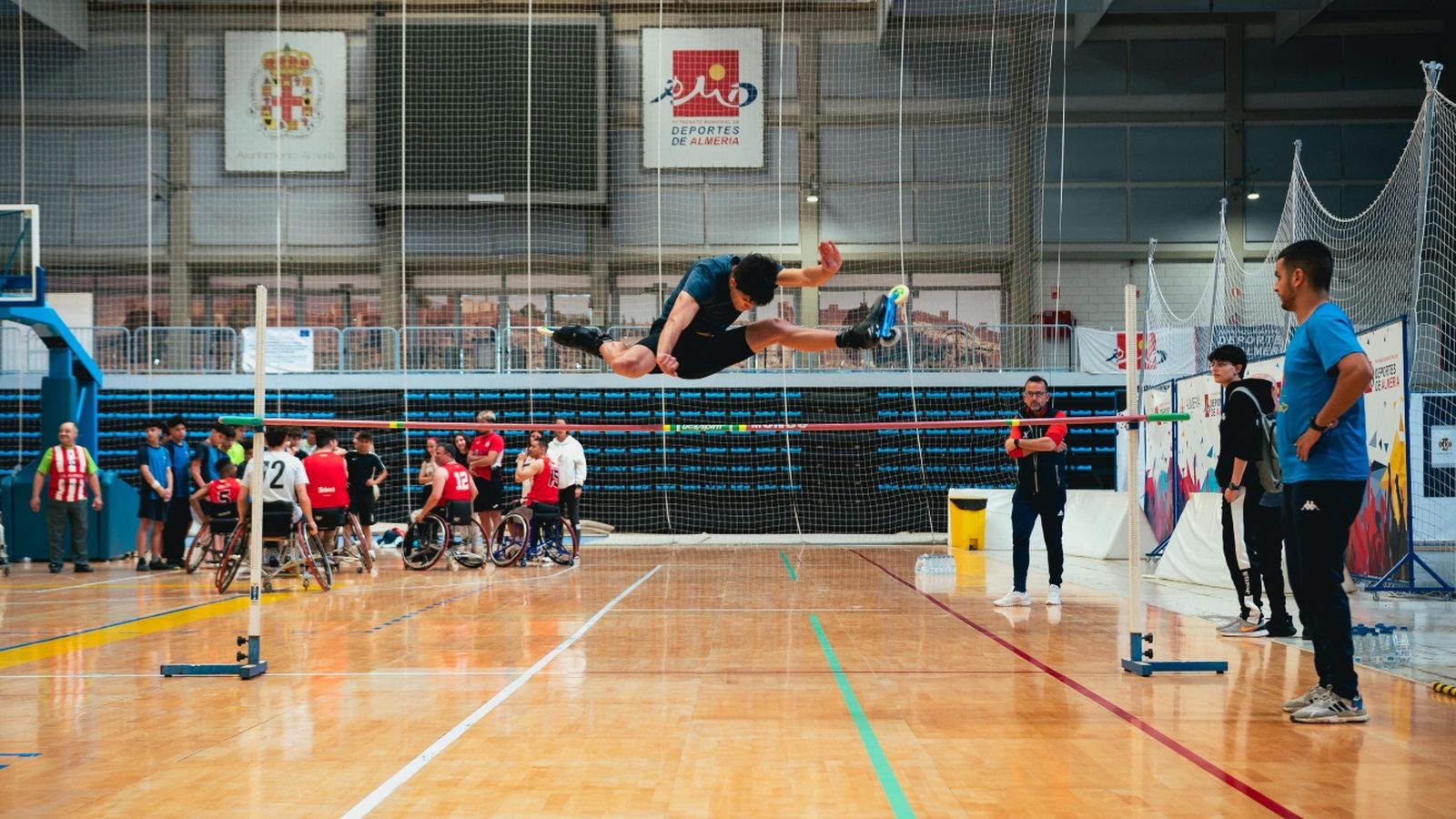 Algunos deportistas se ejercitan en el Palacio de los Juegos Mediterráneos.