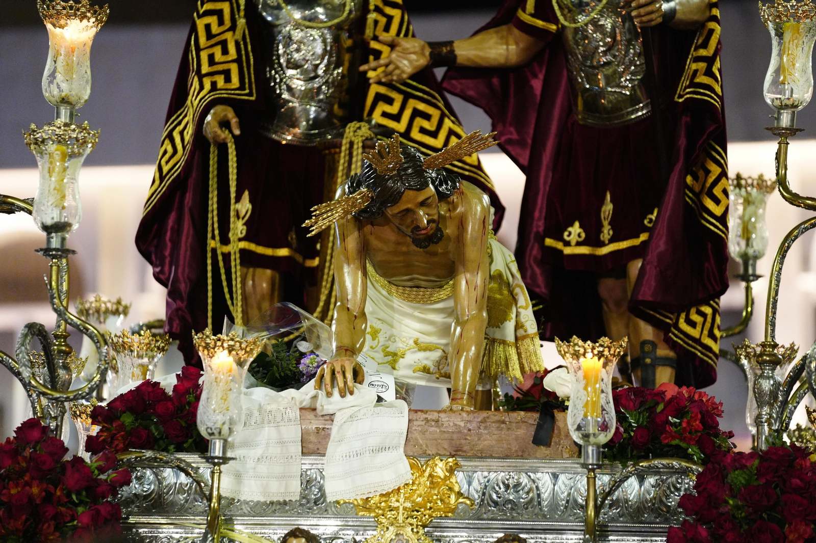 LUCENA. Cristo de la Humillación Martes Santo en Lucena: Las procesiones del Carmen, Servitas y Amor y Paz, en imágenes