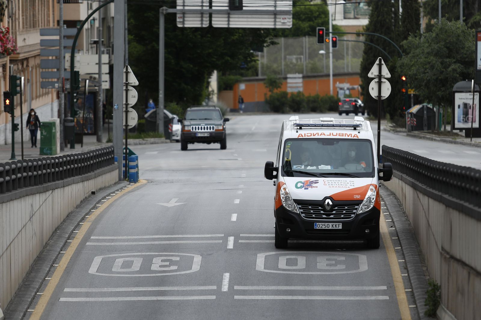 Imagen de archivo de una ambulancia de servicio por la capital