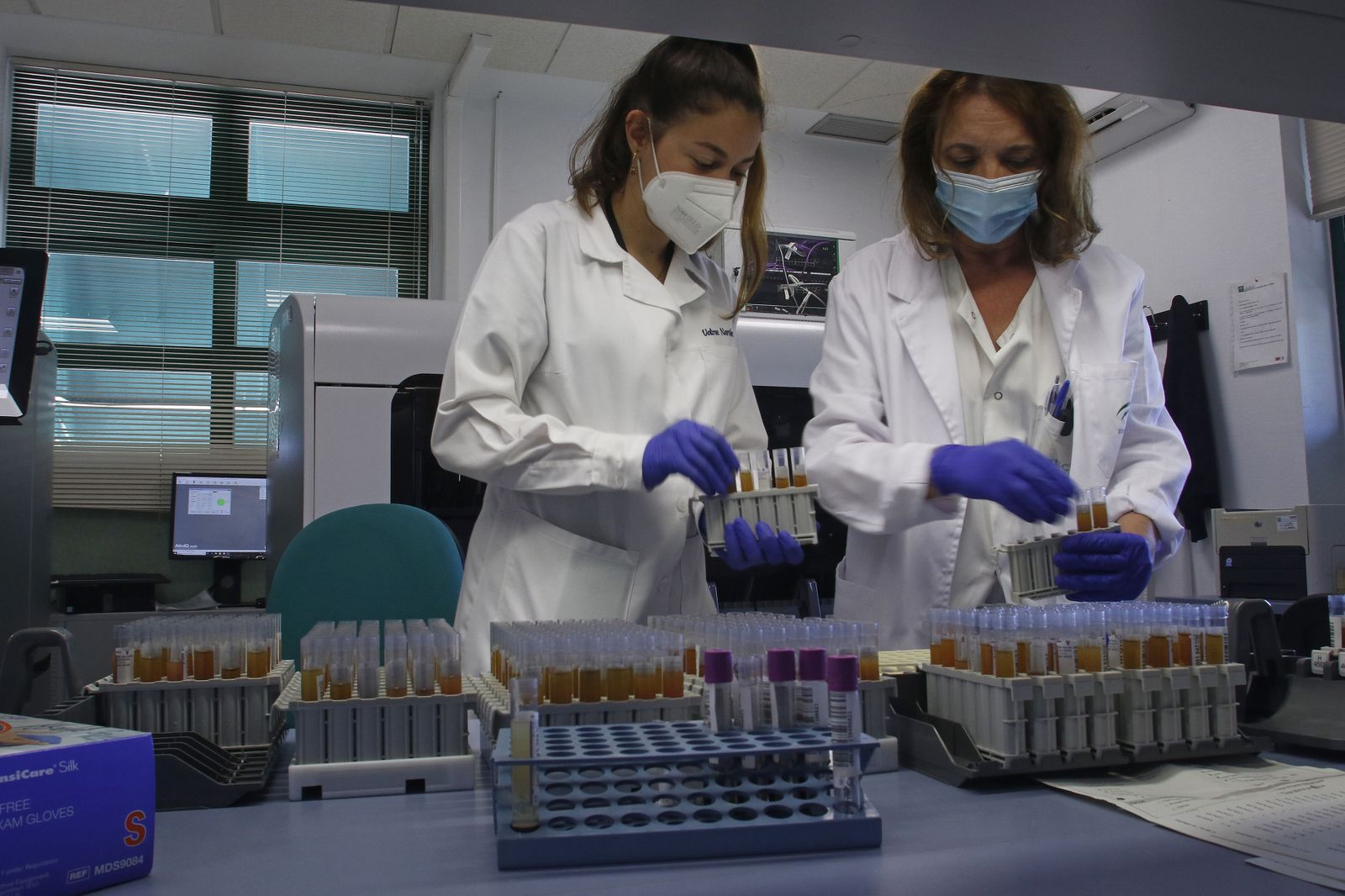 Dos sanitarias en el laboratorio del centro de transfusión de Sevilla.