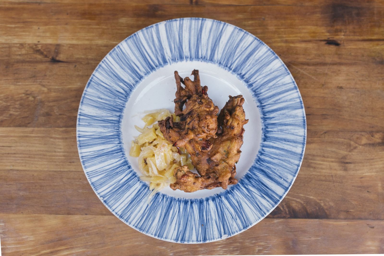 Buñuelitos de verduras especiados de origen hindú a base de harina de garbanzo.