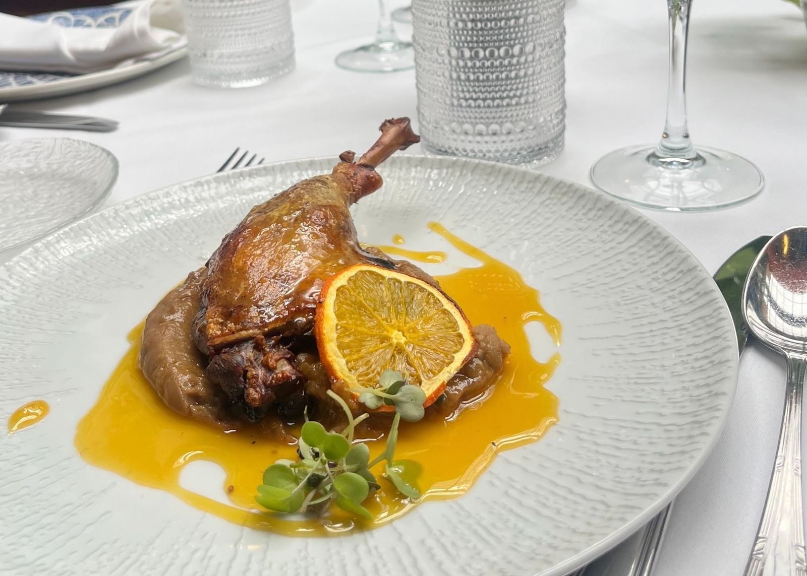 Muslo de pato asado sobre crema de castaña y caramelo de naranja