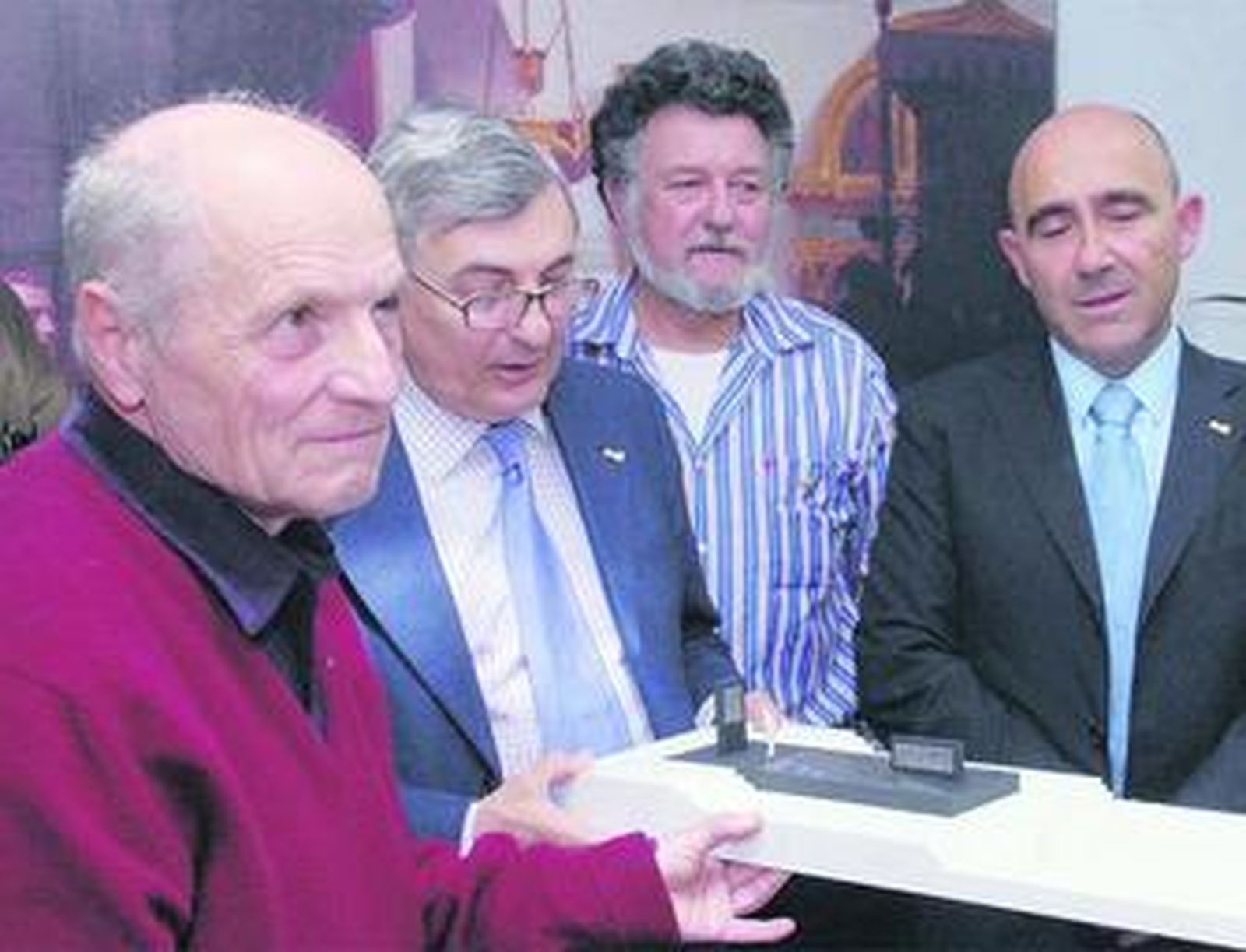 Alfonso Berraquero (tercero por la izquierda) en abril, con el jurado del monumento para el 2010.