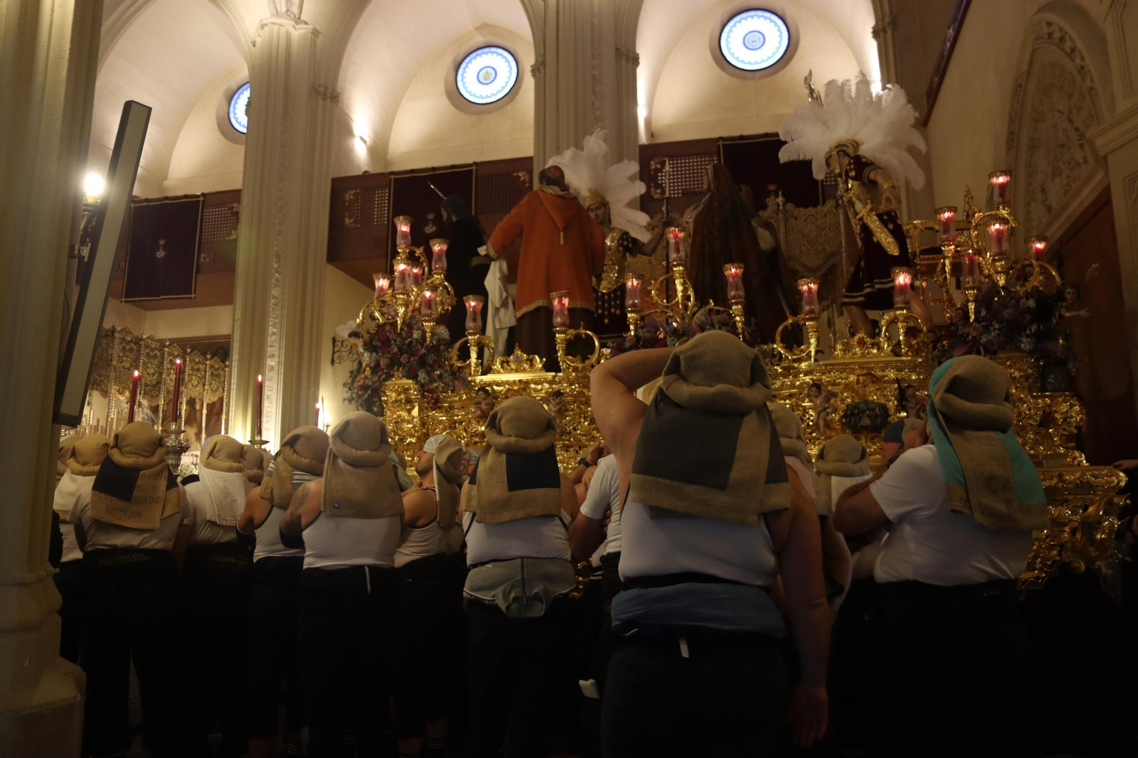 La salida de la hermandad de San Pablo desde el Santuario de los Gitanos