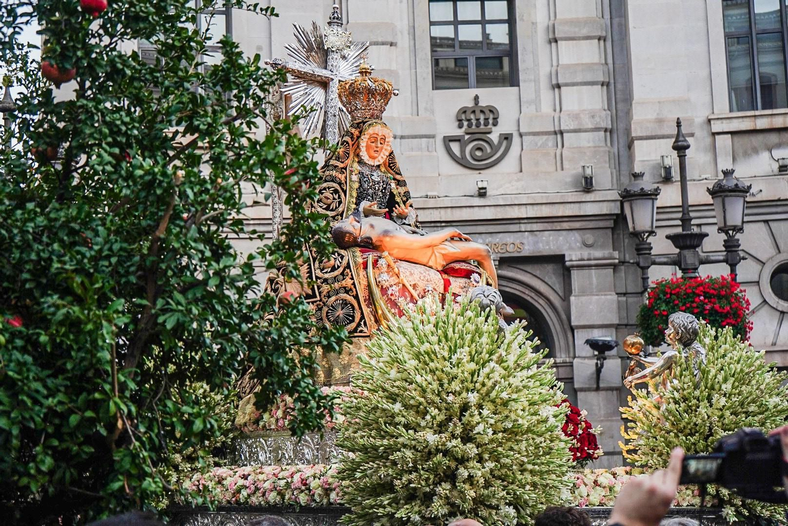 La procesión de la Virgen de las Angustias por Granada, en imágenes