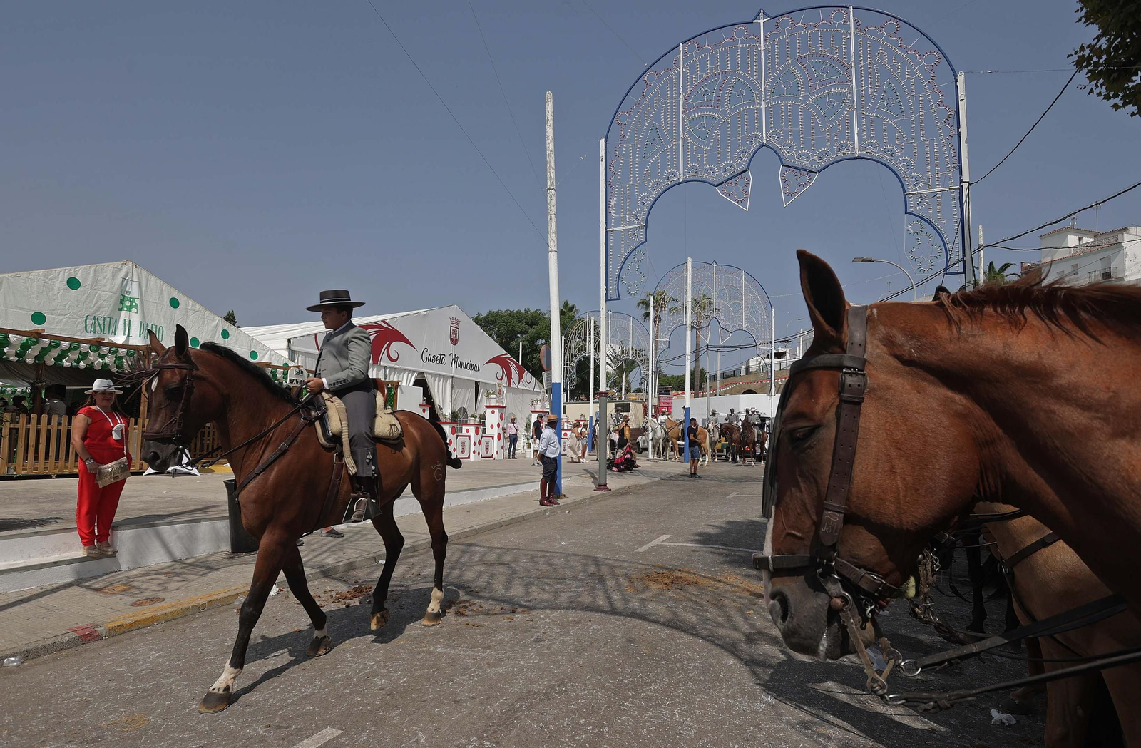 Búscate en las fotos del Domingo Rociero en la Feria Real de San Roque 2025