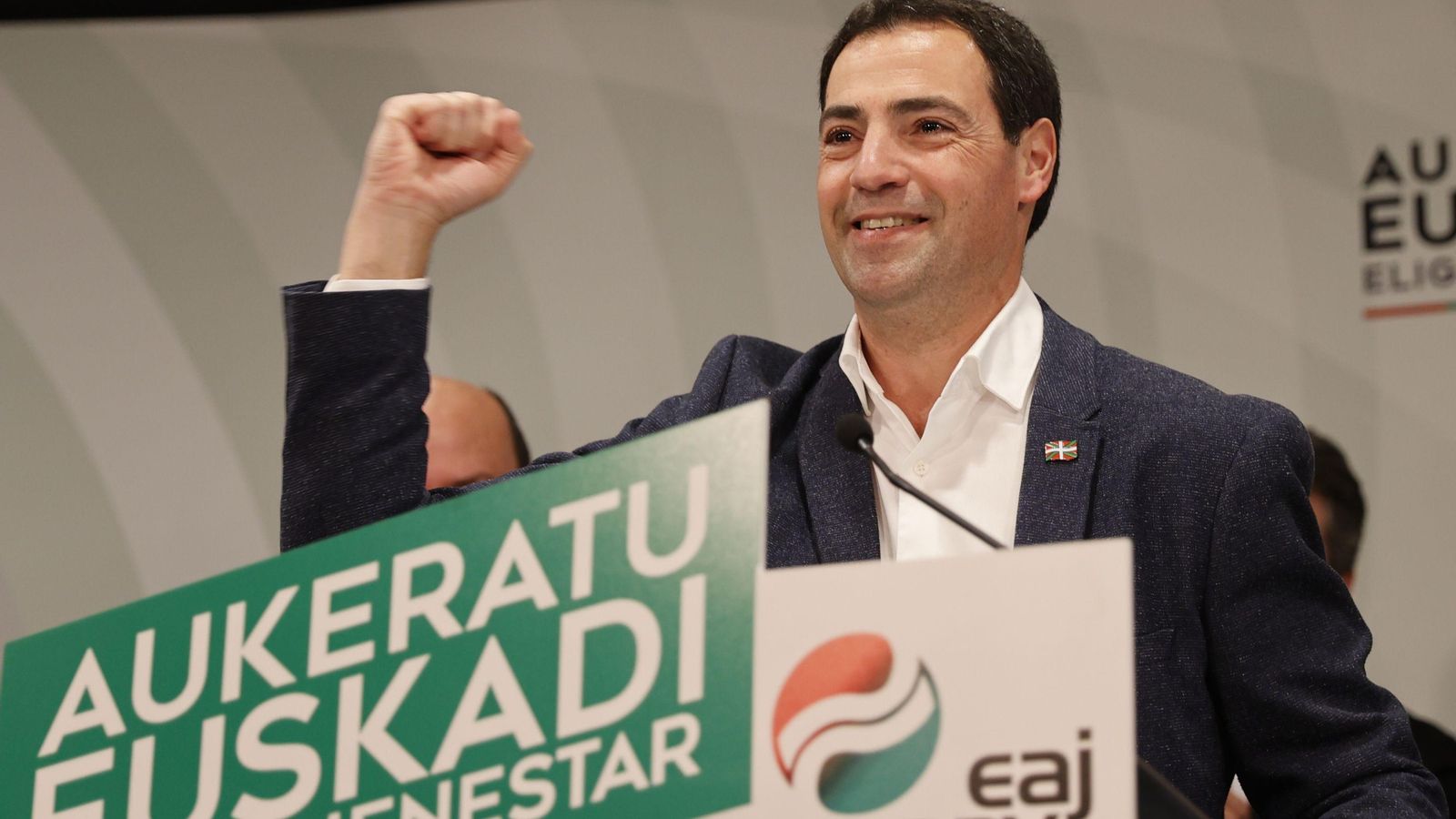 Imanol Pradales celebra la victoria en votos del PNV en las elecciones vascas. Imanol Pradales celebra la victoria en votos del PNV en las elecciones vascas.