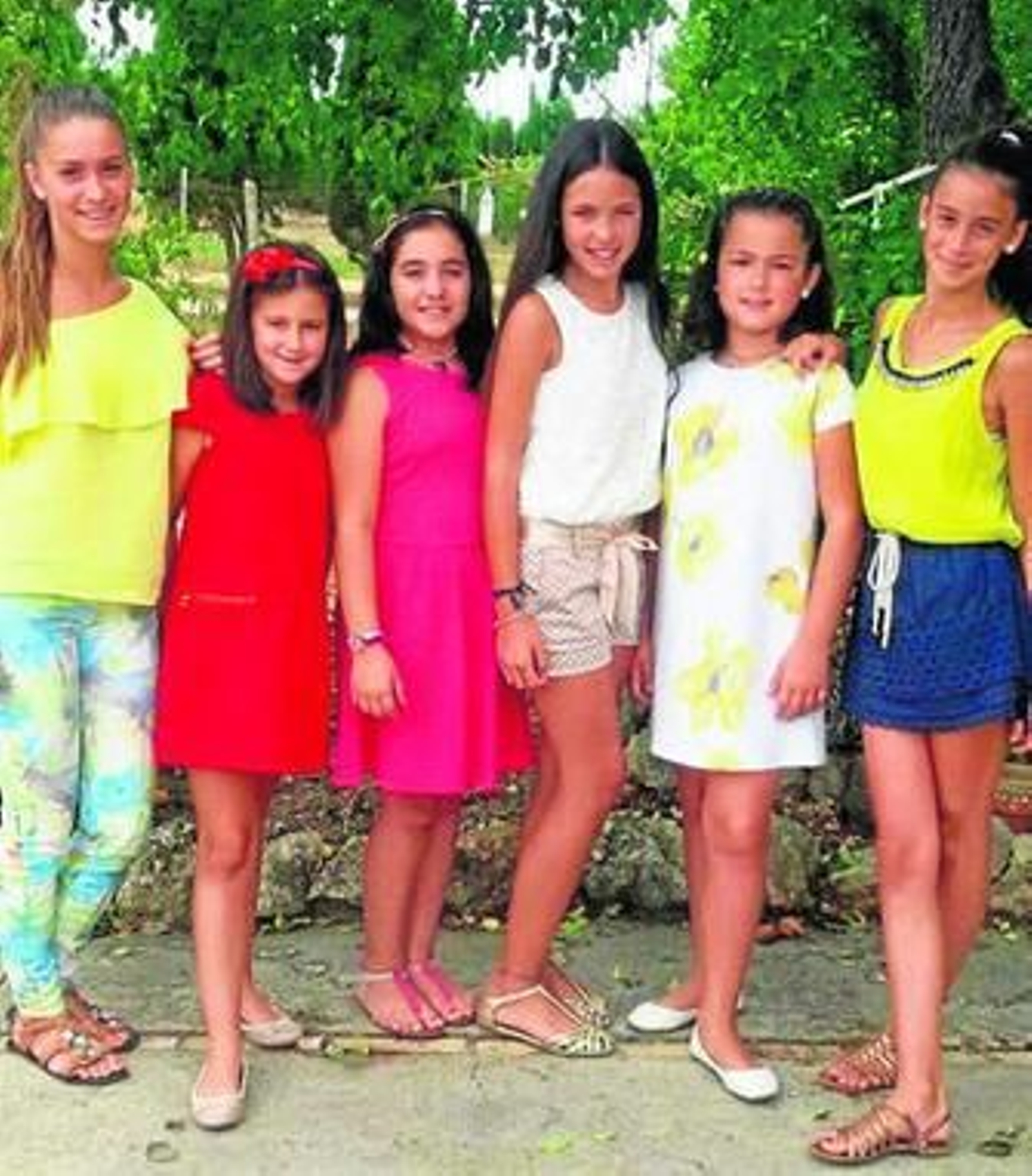 Las seis niñas que actúan esta noche en la caseta municipal.