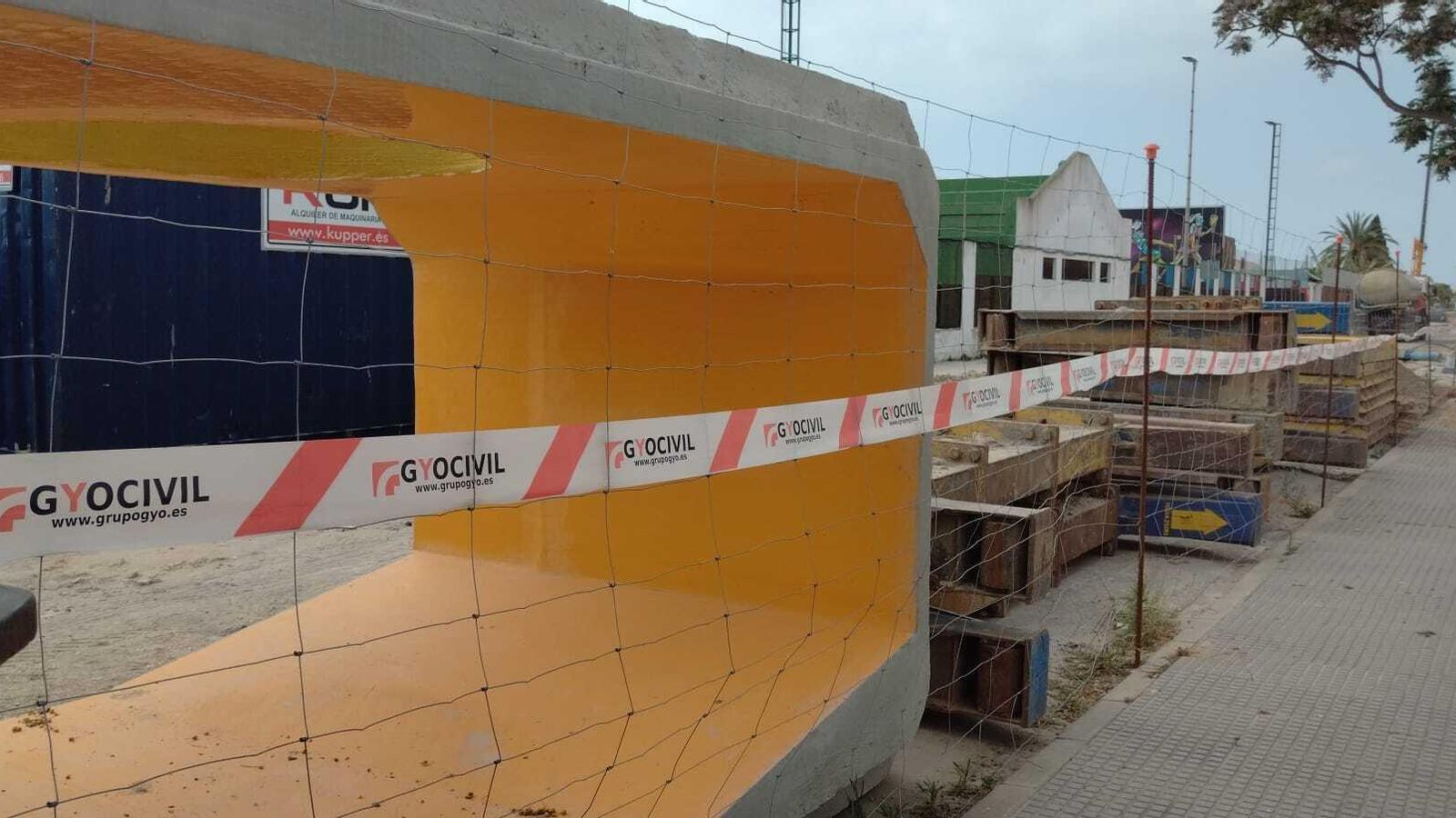 Uno de los grandes marcos de hormigón que se están instalando en la avenida de la Bajamar.