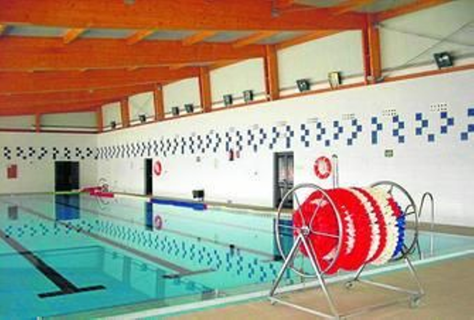 1. Ejercicios en el agua en la piscina de Cartaya. 2. Instalaciones de la piscina de Aljaraque que está abierta al público 3. Interior de la piscina de Isla Cristina que se encuentra en la actualidad cerrada 4. Curso de aprendizaje de natación a menores  5. Fachada del complejo deportivo de Ayamonte. 6. Modernas instalaciones de Aracena.