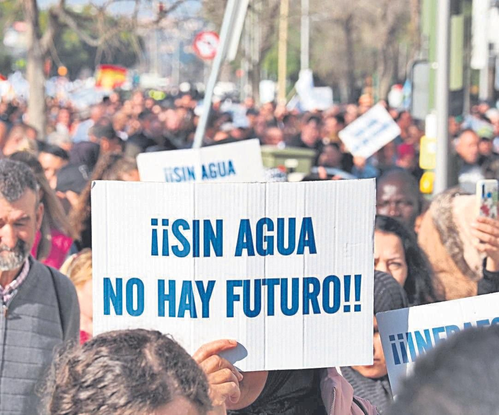Uno de los momentos de la manifestación en Sevilla reivindicando infraestructuras hidráulicas en el campo onubense.