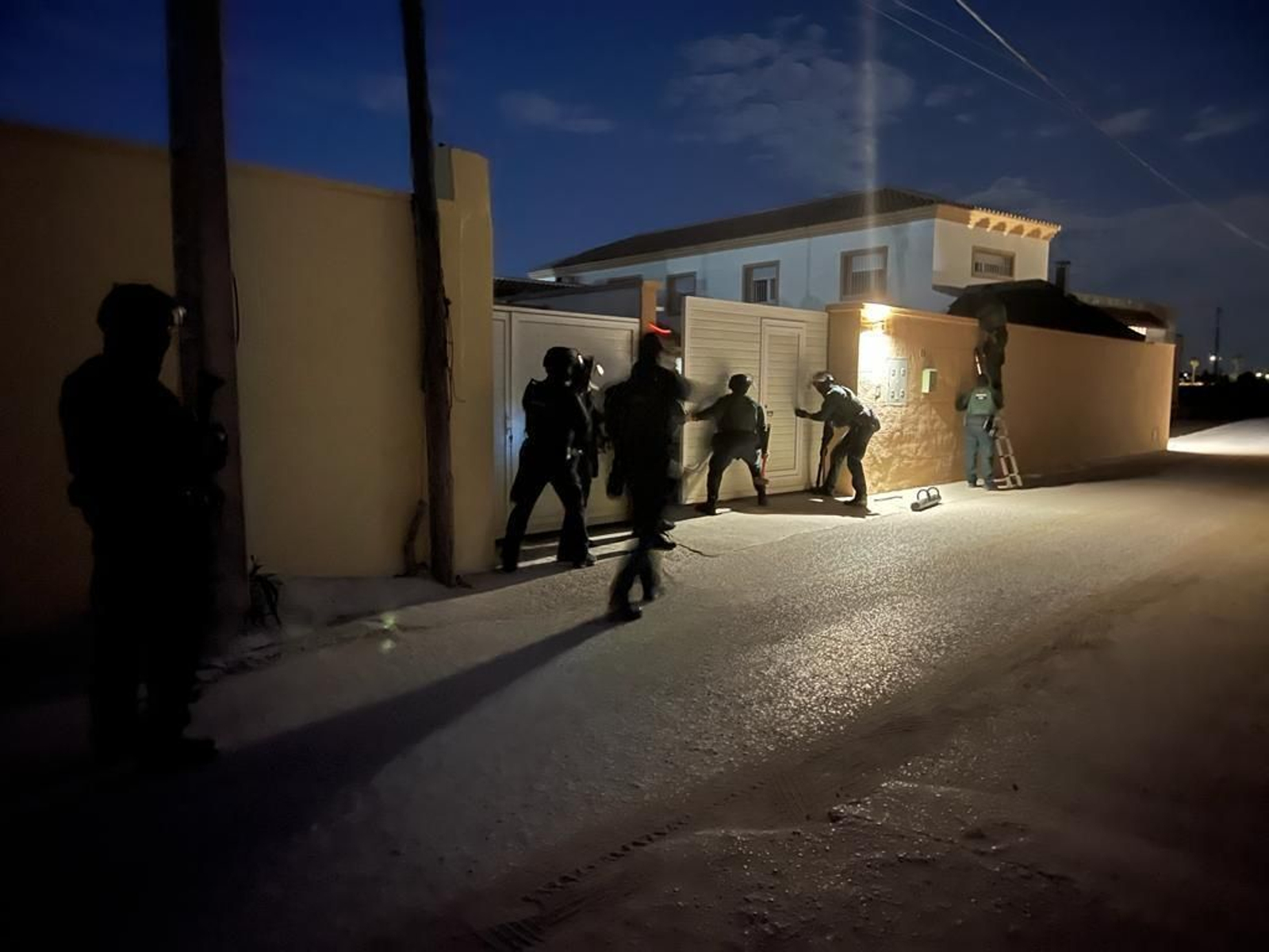 Varios agentes irrumpen en el chalé donde se encontraba Noel, cabecilla de los Castañas, en el Zabal.