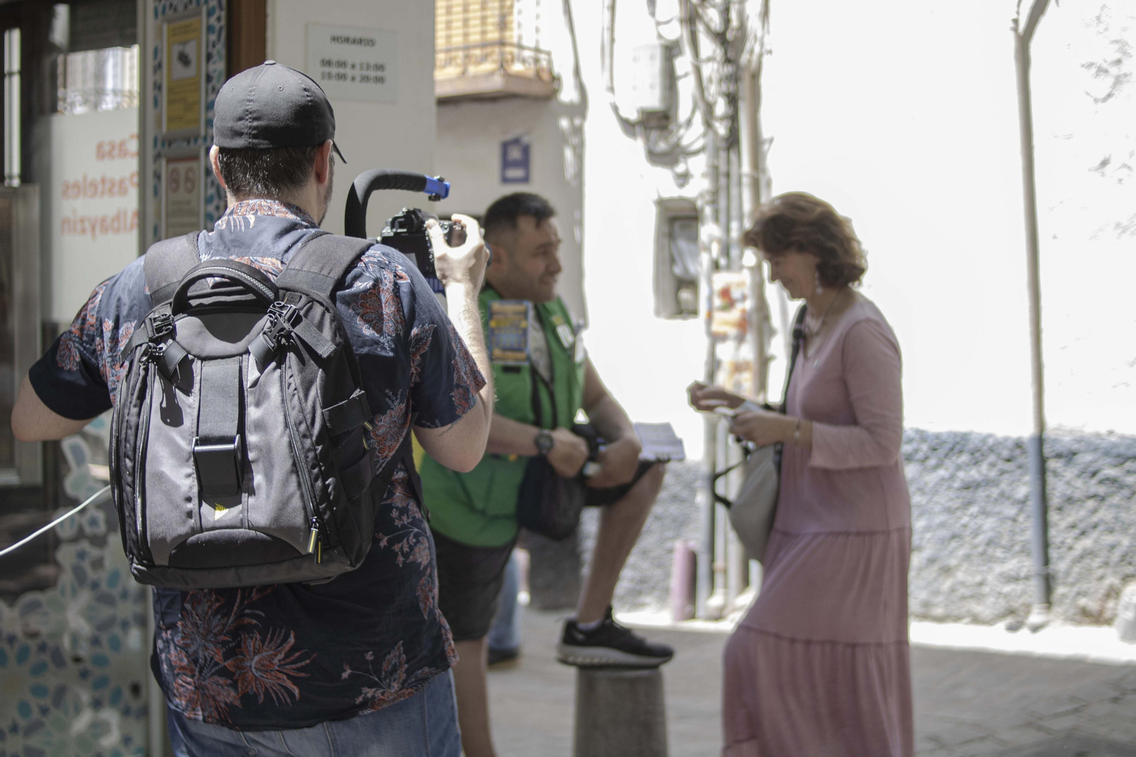 El paseo con Elisa Cabrerizo, candidata de Podemos-AV a la Alcaldía de Granada, en imágenes