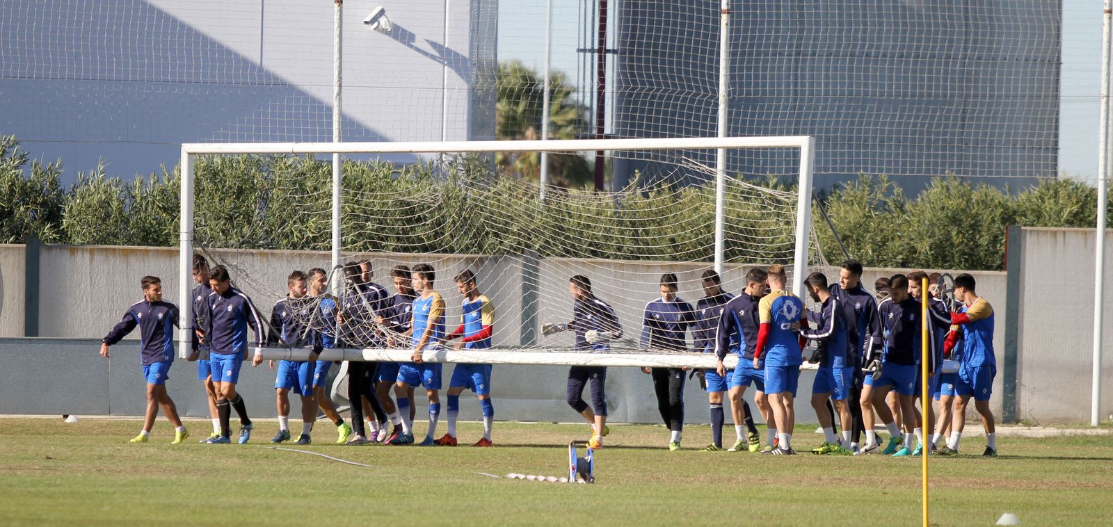 Los jugadores del Recreativo cargan con una portería en una sesión de entrenamiento de la presente semana.