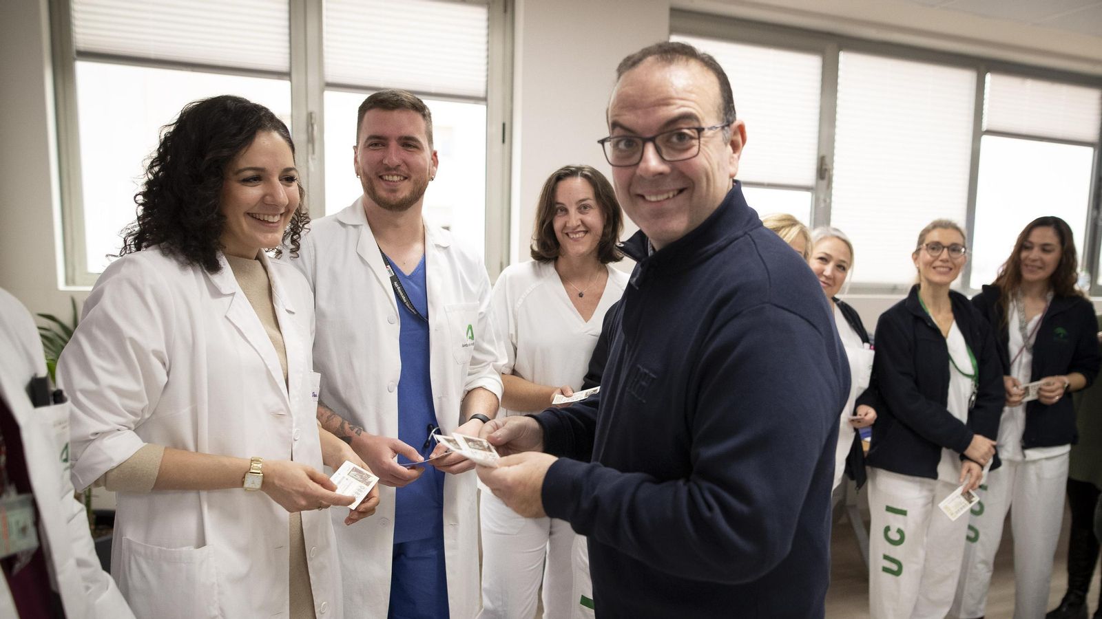 Jesús Ibáñez entregando los décimos a los sanitarios que le atendieron