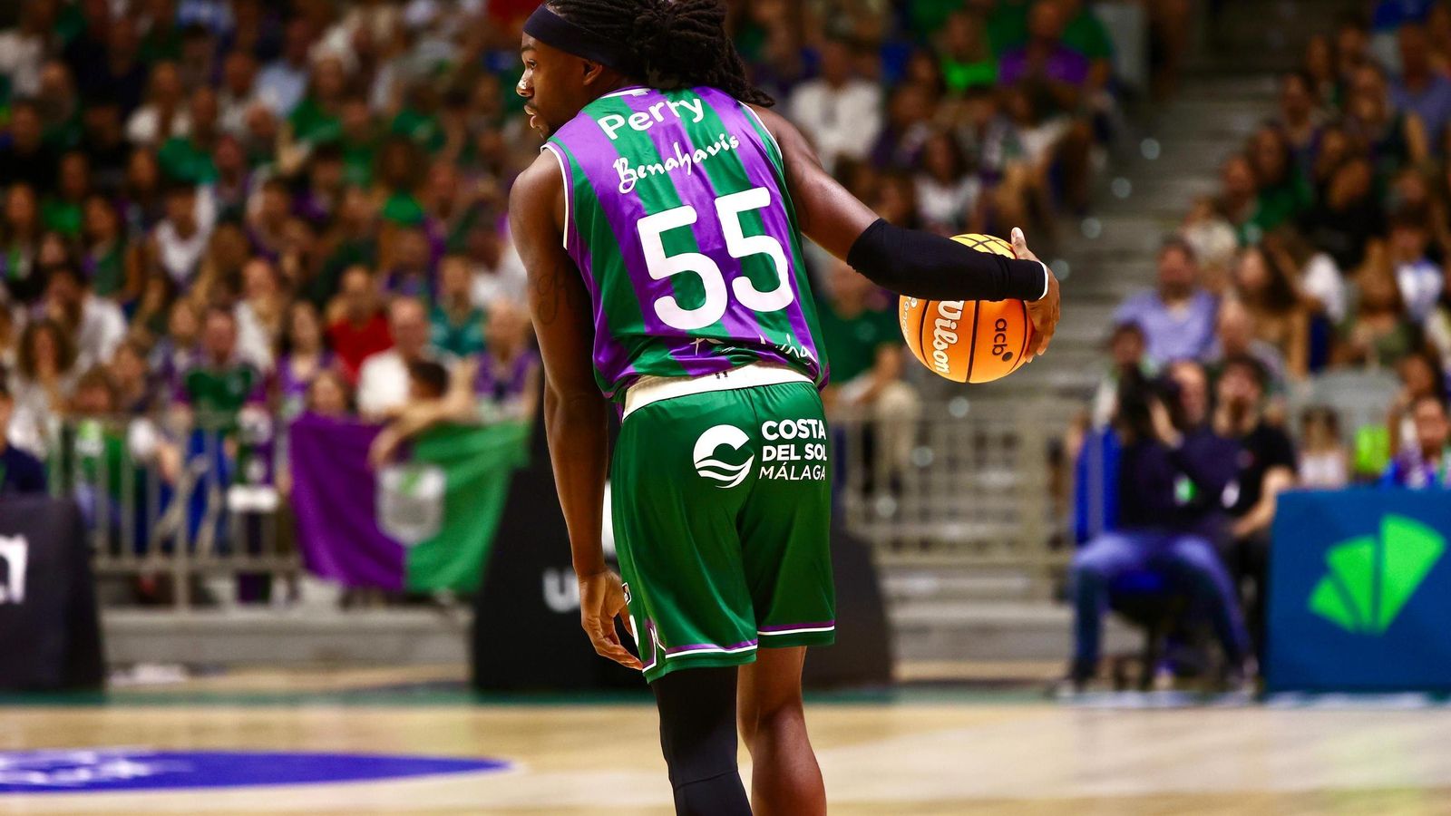 La fiesta previa del Unicaja: Subida de bandera, homenaje a Toñi García, nuevo videomarcador...