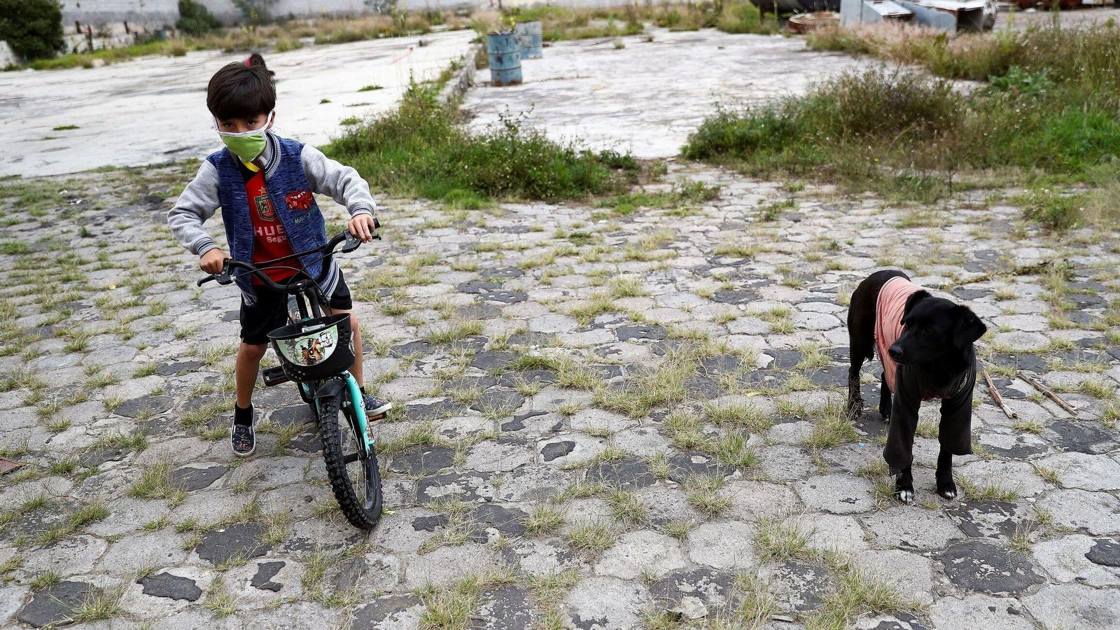 Un niño con su mascarilla.