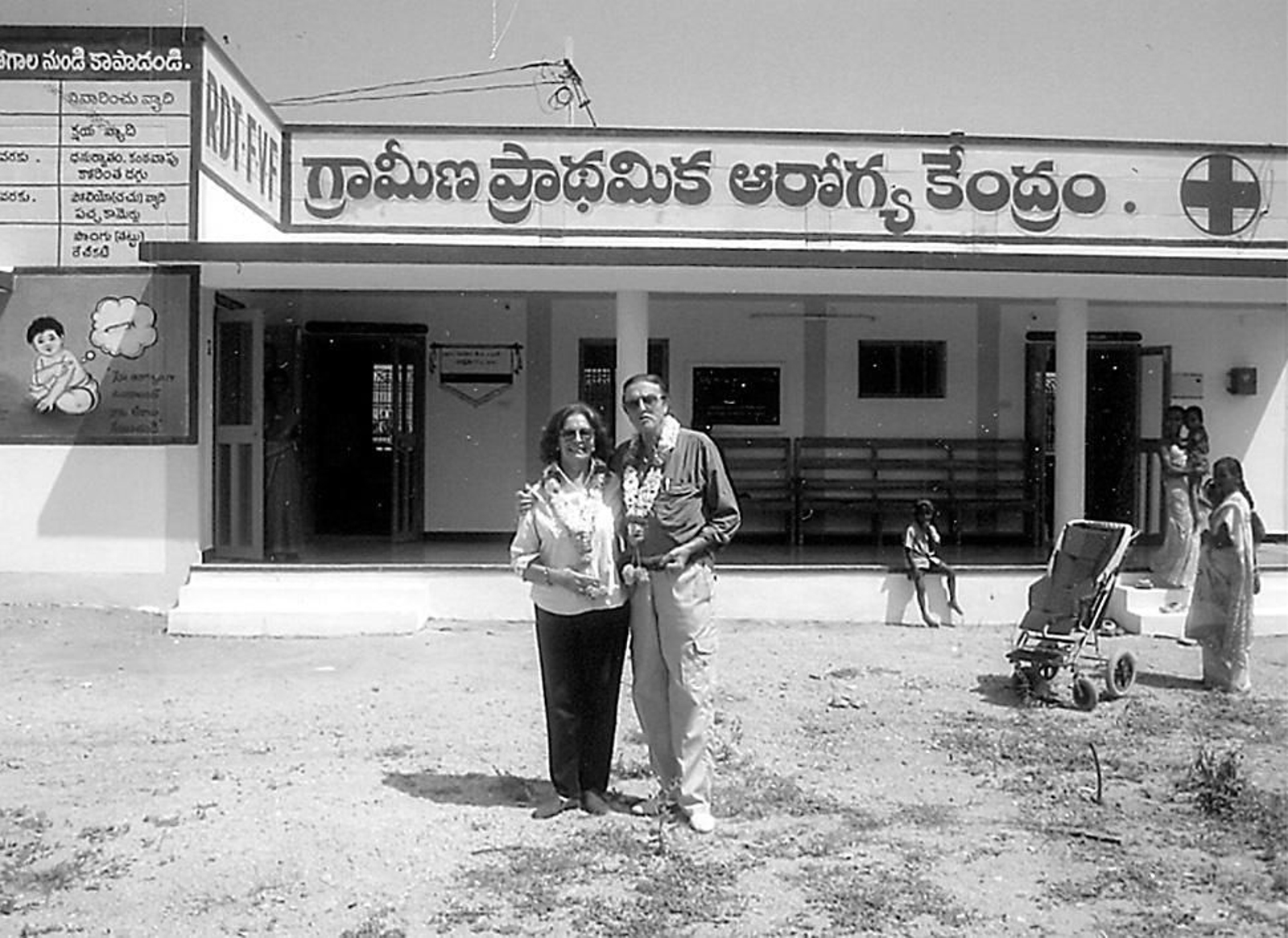 El matrimonio en la Clínica Jerez, donde hay una placa con sus nombres. Año 2008.