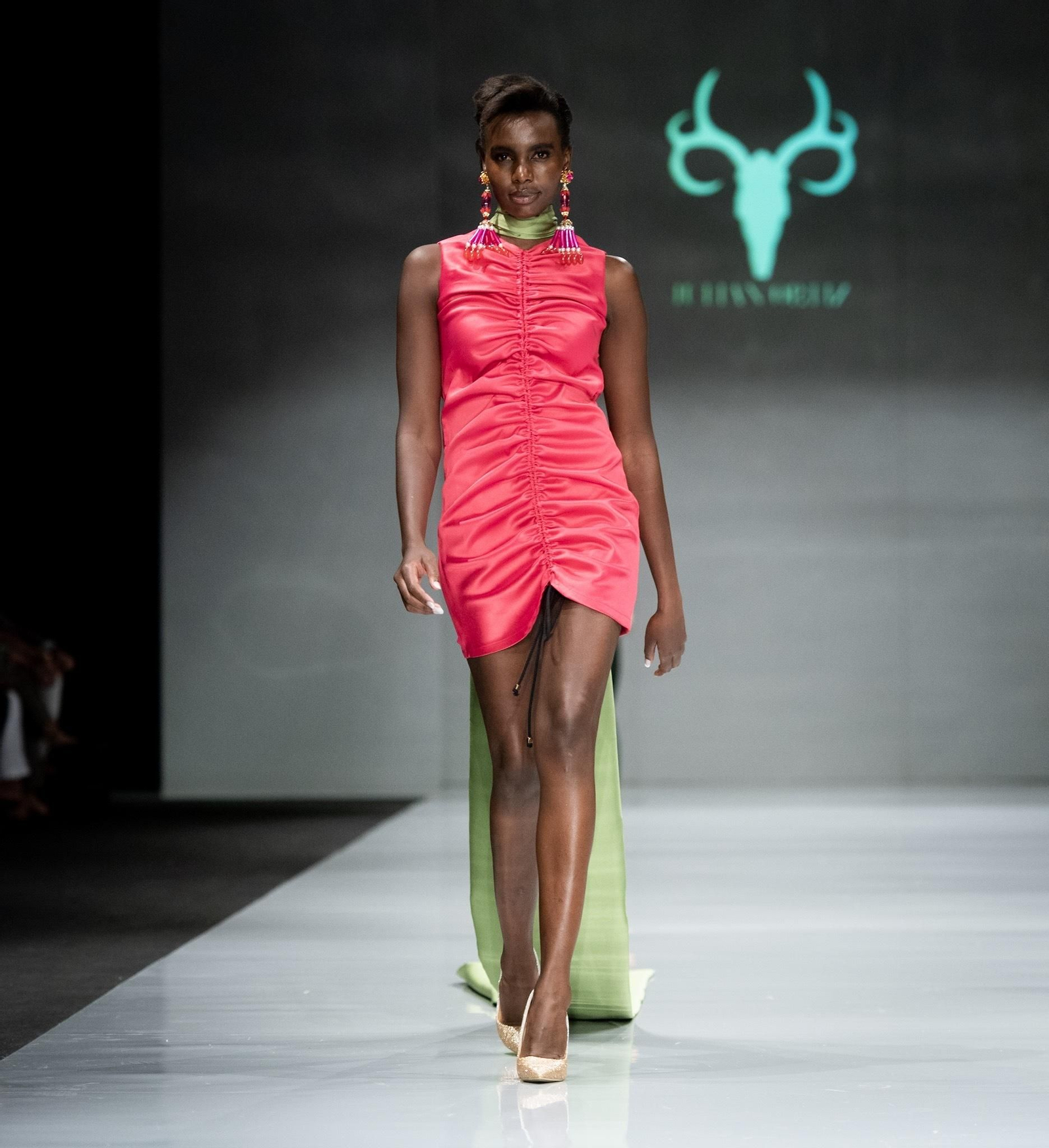 Raices, una revisión a sus orígenes a través de la moda del diseñador Julián Ortiz