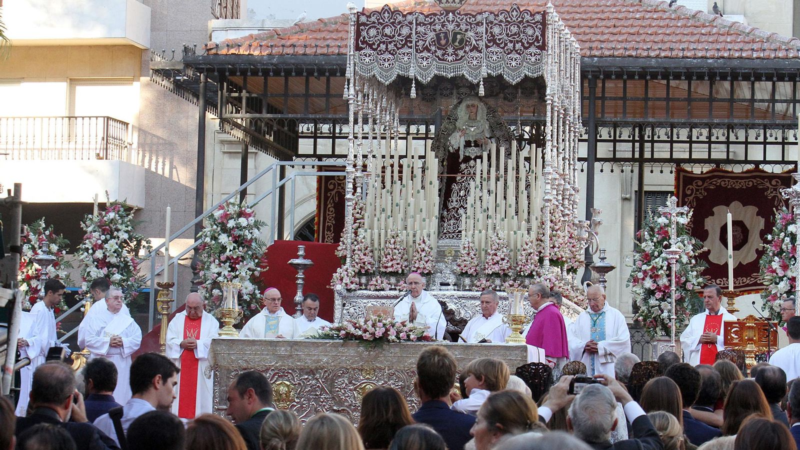 Coronación de la Virgen de los Dolores en la Plaza de las Monjas.