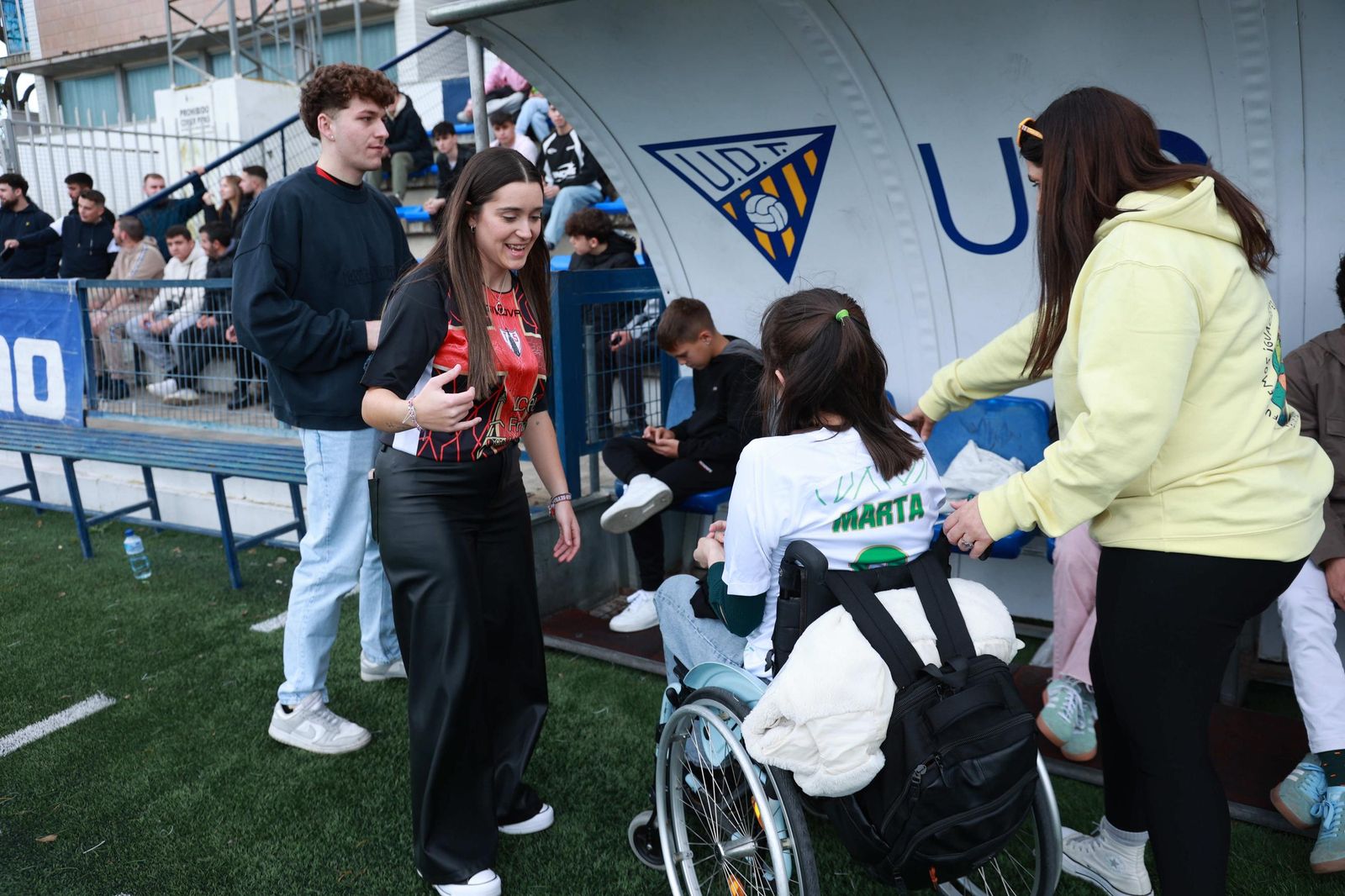 Una de las participantes se interesa por una enferma junto al banquillo.